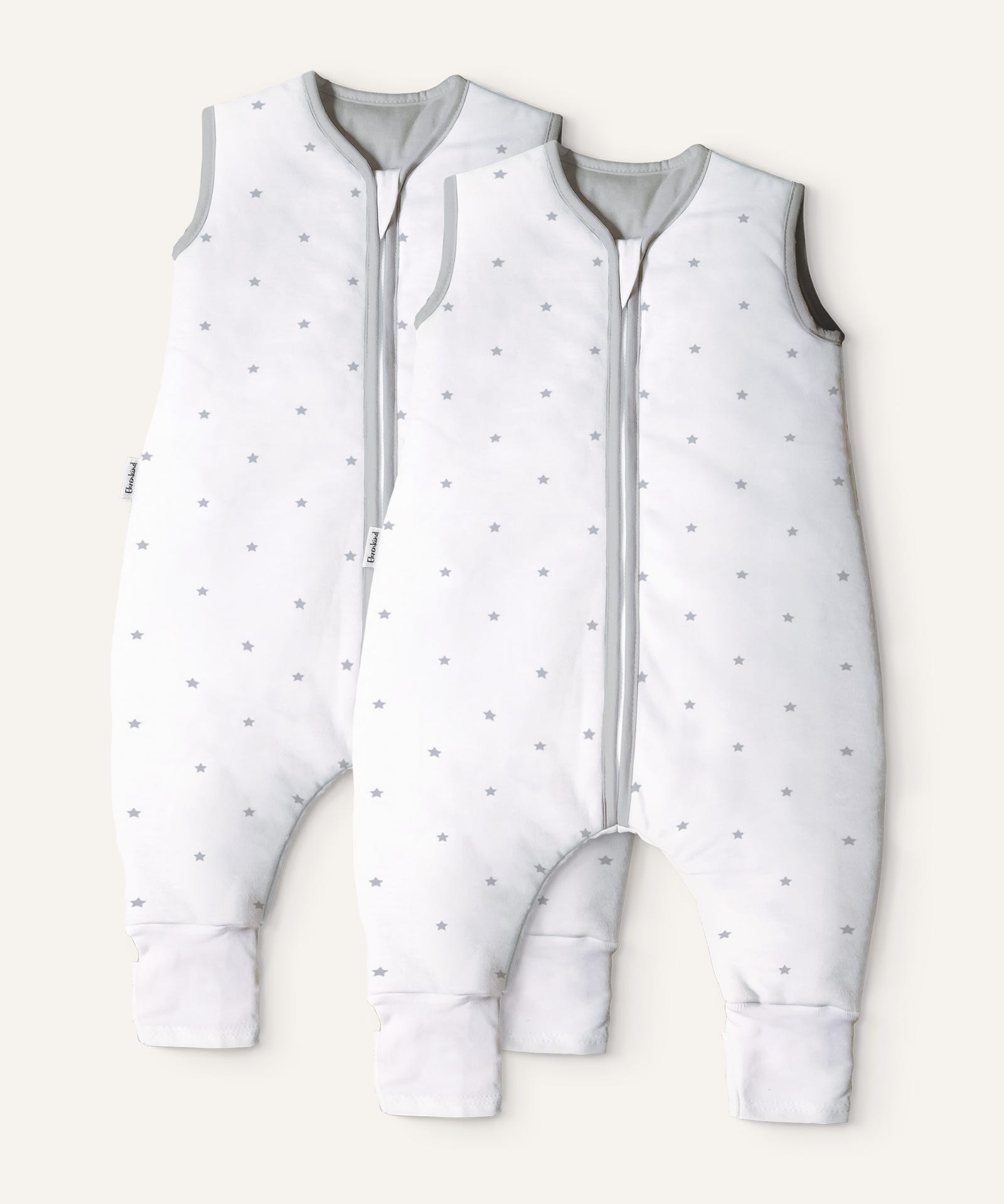 2er Bundle Ehrenkind Baby-Sommerschlafsack  mit Beinen in weiß mit grauen Sternen.