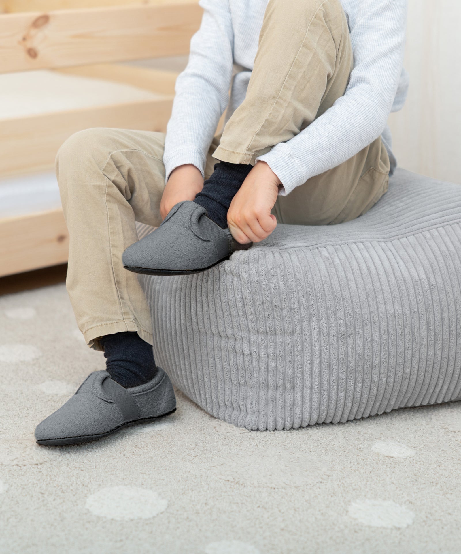 Eckiger Pouf aus Cord als vielseitige Sitzgelegenheit im Kinderzimmer