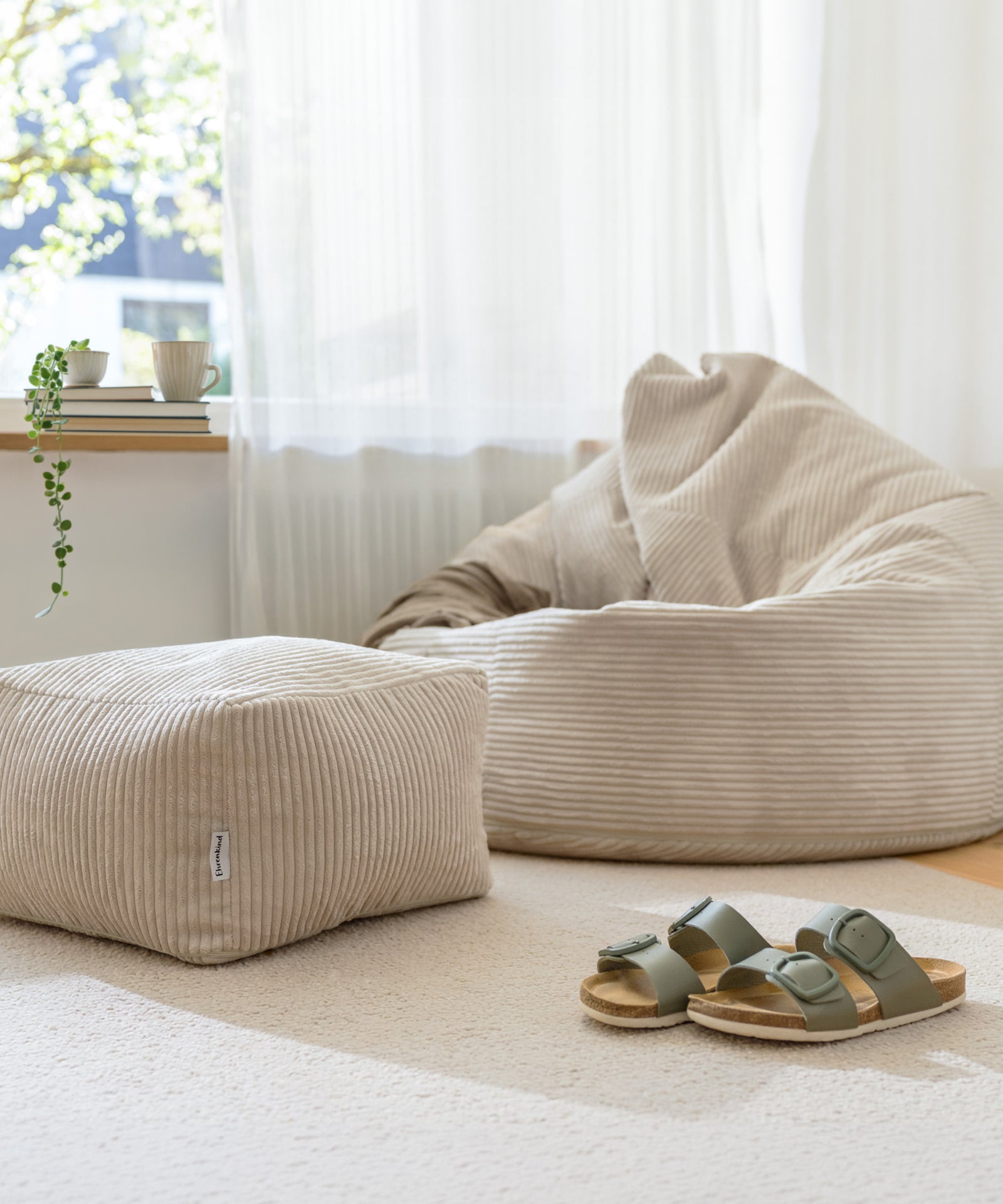 Als Ergänzung oder einzeln*Der Pouf ergänzt unseren Sitzsack als Fußablage, kann aber auch einzeln als Hocker, Sitzkissen oder Beistelltisch genutzt werden.|Eckiger Cord Pouf als Fußablage, Hocker oder zusätzliche Sitzgelegenheit