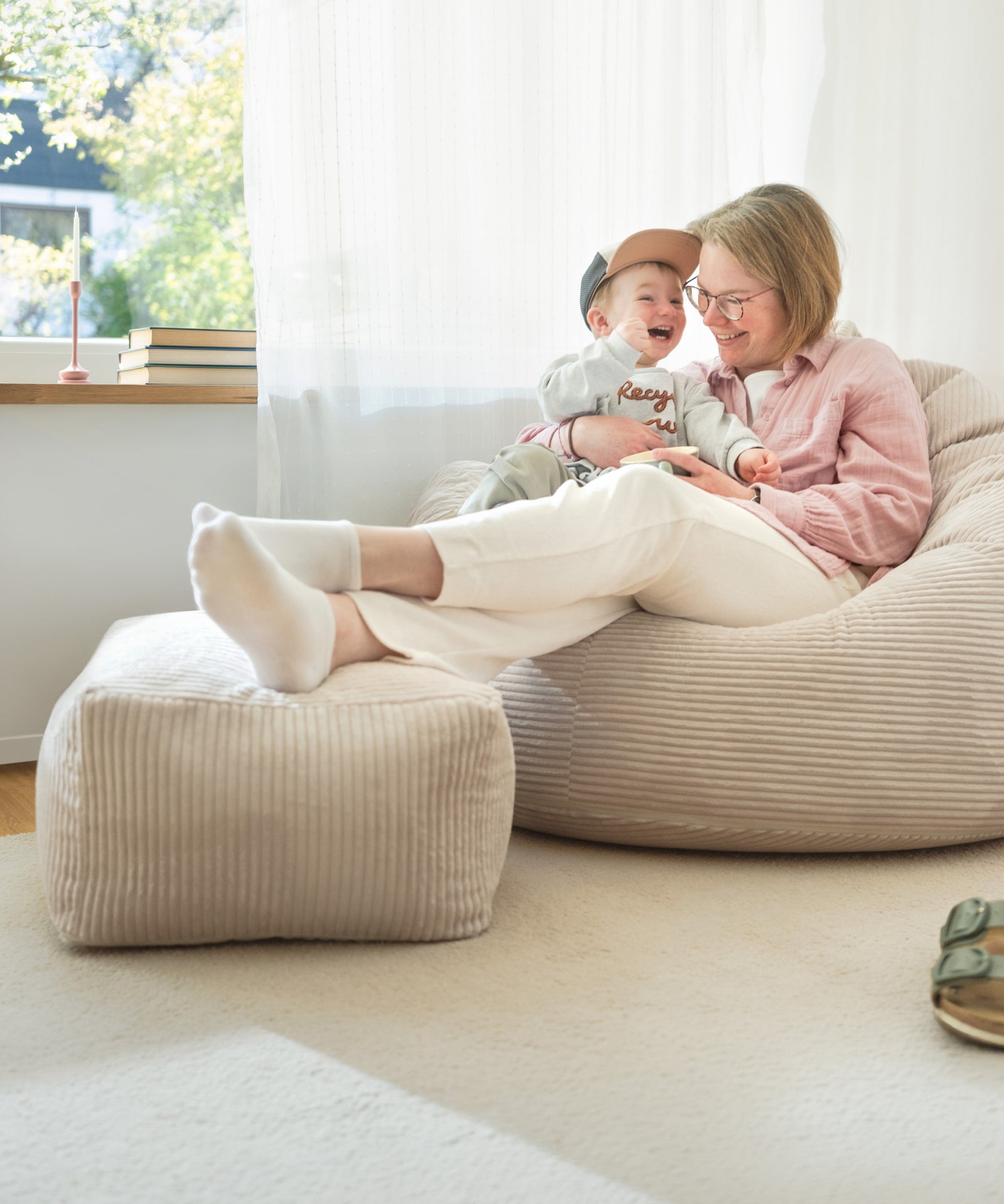 Eckiger Pouf aus Cord als Ergänzung zum Sitzsack oder als Hocker