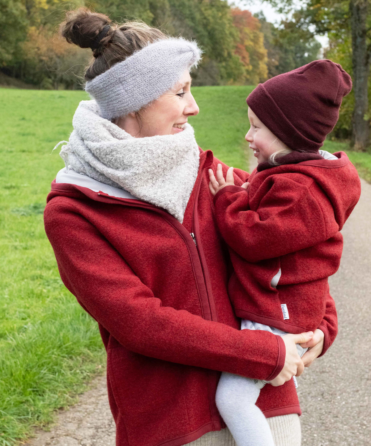 Mutter und Kind in roten Walkjacken.
