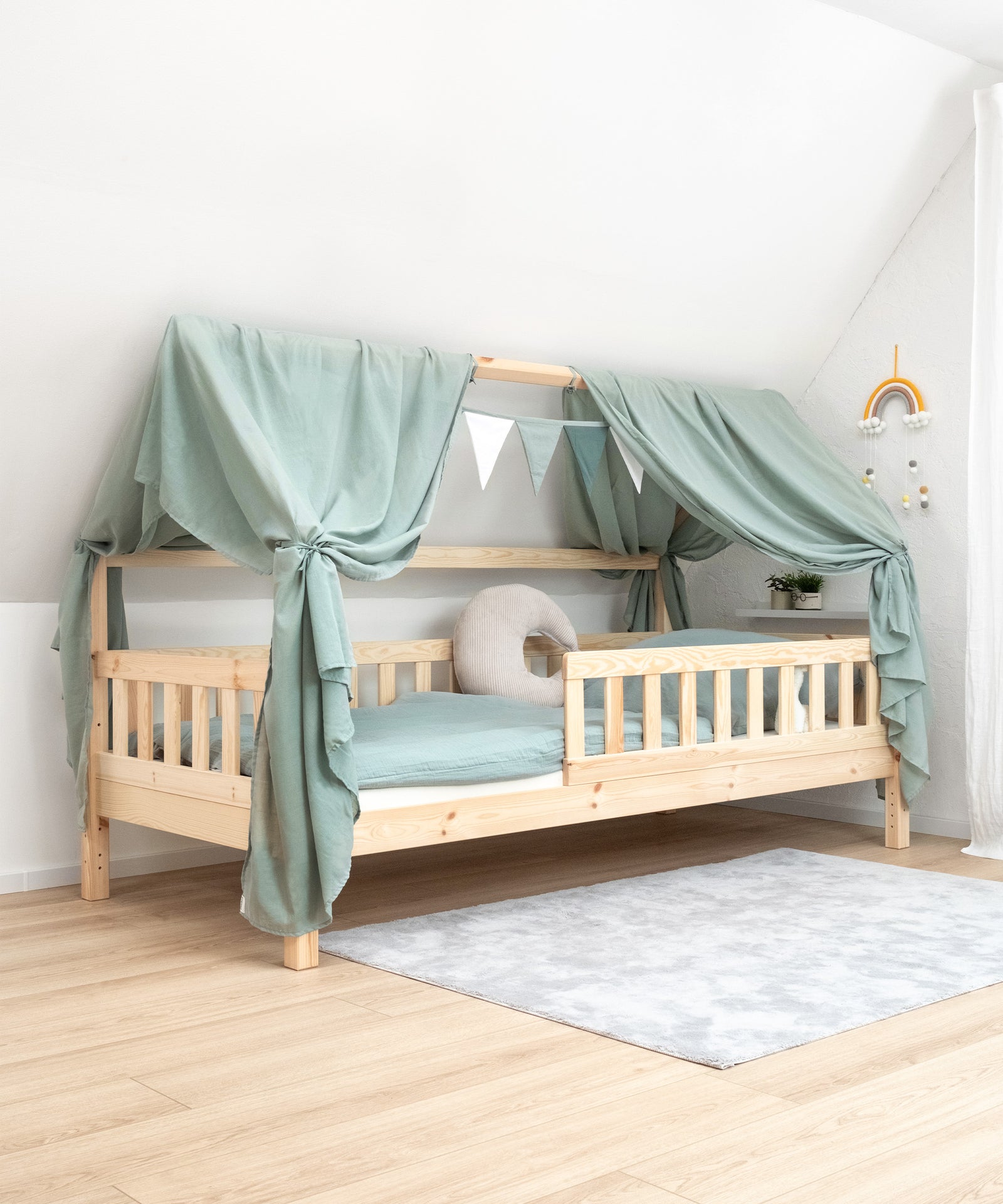 Design für Groß & Klein*Das Set beinhaltet einen zweiteiligen Betthimmel (je 290 × 145 cm) + Wimpelkette (300 cm) und besticht durch universelles Design.|Deko-Set Betthimmel in Jade für Hausbetten und Kinderzimmer.