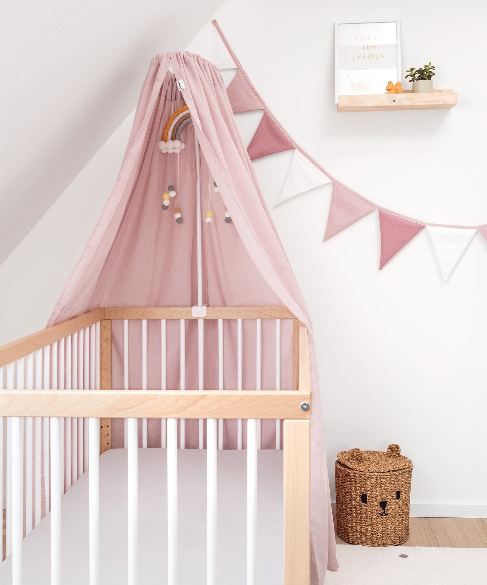 Deko-Set Baldachin in Rosé verschönert jedes Babybett.