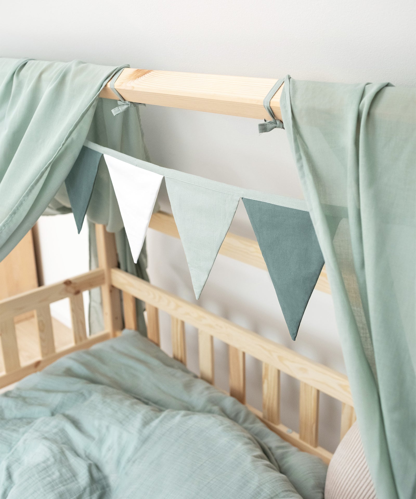 Das Set eignet sich für Hausbetten, kann aber für jegliche Deko-Zwecke genutzt werden. Mit praktischen Befestigungsschlaufen ist es überall leicht installierbar.