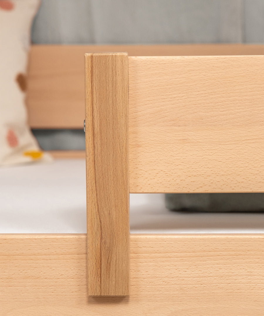 In Europa produziert*Das Kinderbett wird aus hochwertigem, massivem Buchenholz hergestellt und mit größter Sorgfalt verarbeitet.| Detailbild Holz Kinderbett Buche natur.