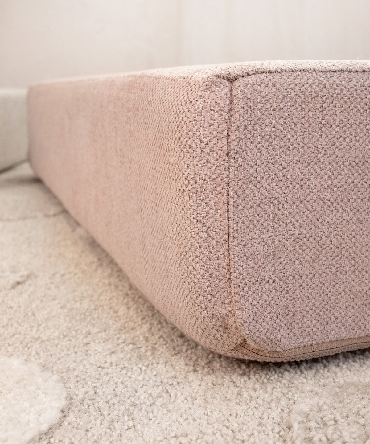  Detailbild von Hüpfpolster-Bezug aus Webstoff in Rosé.