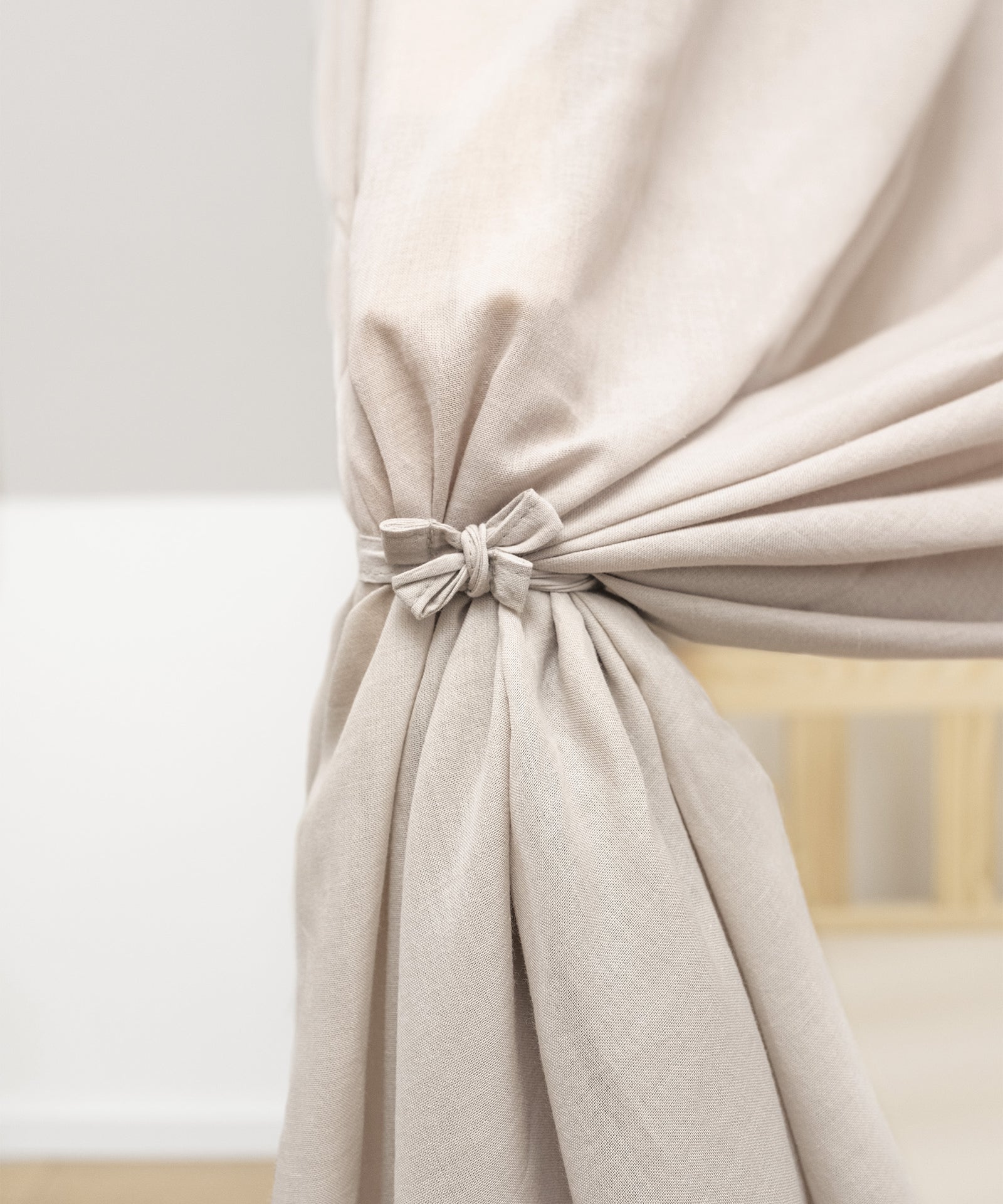 Praktisch&simpel*Mit praktischen Befestigungsschlaufen lässt sich der Betthimmel leicht installieren und nach Bedarf einfach öffnen und schließen.|Betthimmel-Vorhang mit Befestigungsschlaufen zur Anbringung am Hausbett.