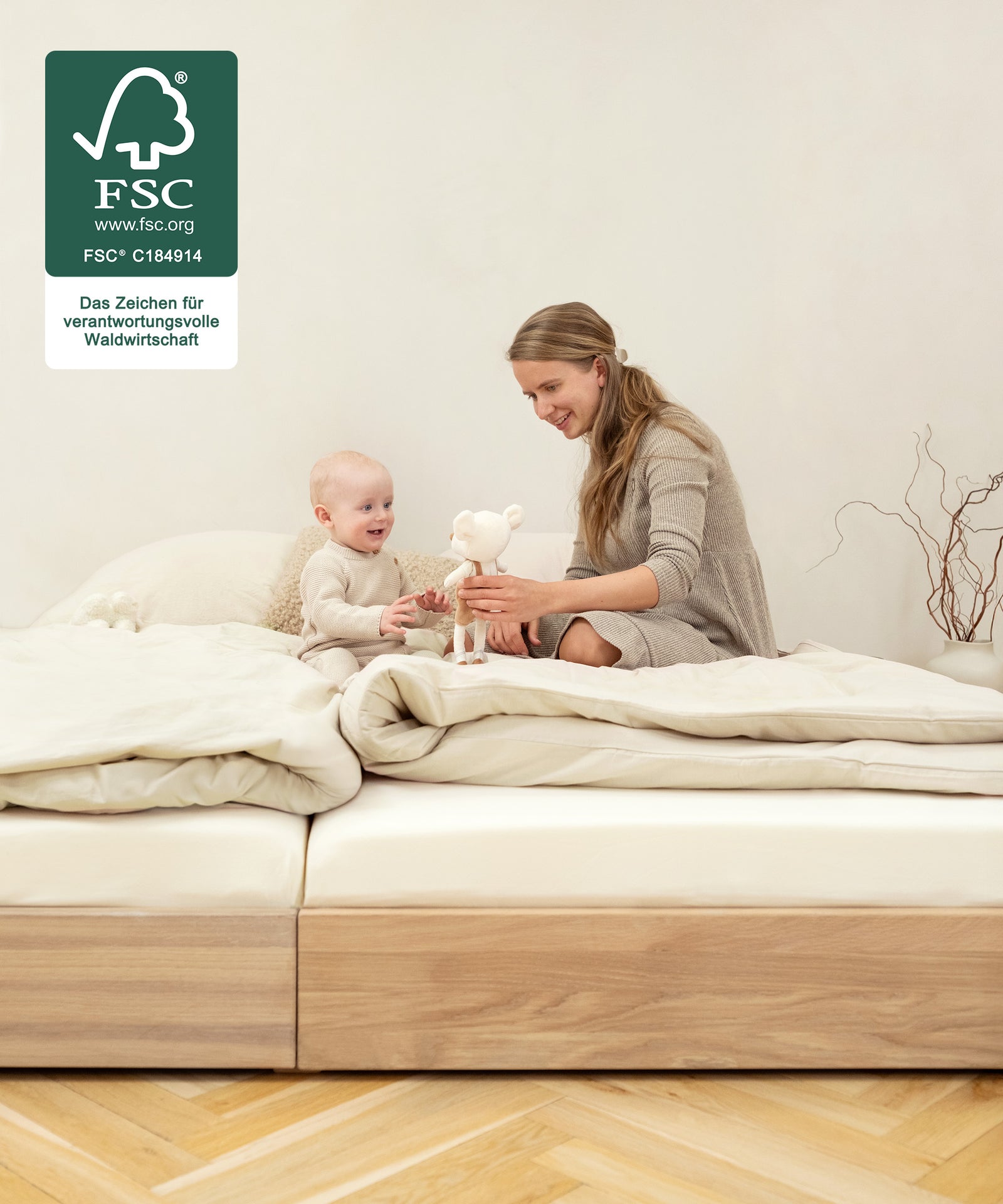 Standard oder tief? Wie du willst!*Das durchdachte Design macht's möglich: Du kannst das Doppelbett ganz nach Belieben bodentief oder in Standardhöhe aufbauen.|Doppelbett Bodentief aufgebaut.