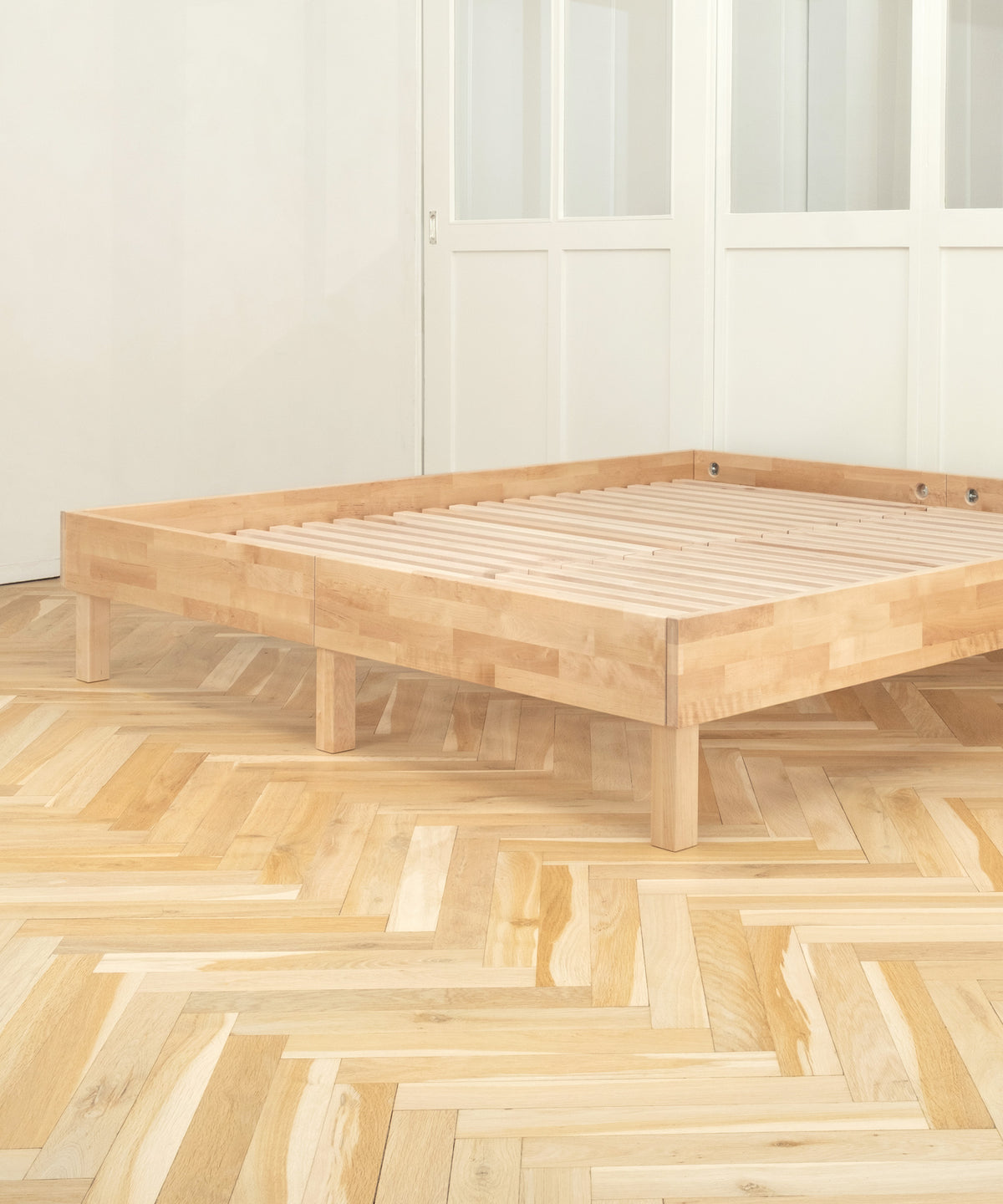 Doppelbett Plano Birke ohne Matratze und Dekoration.