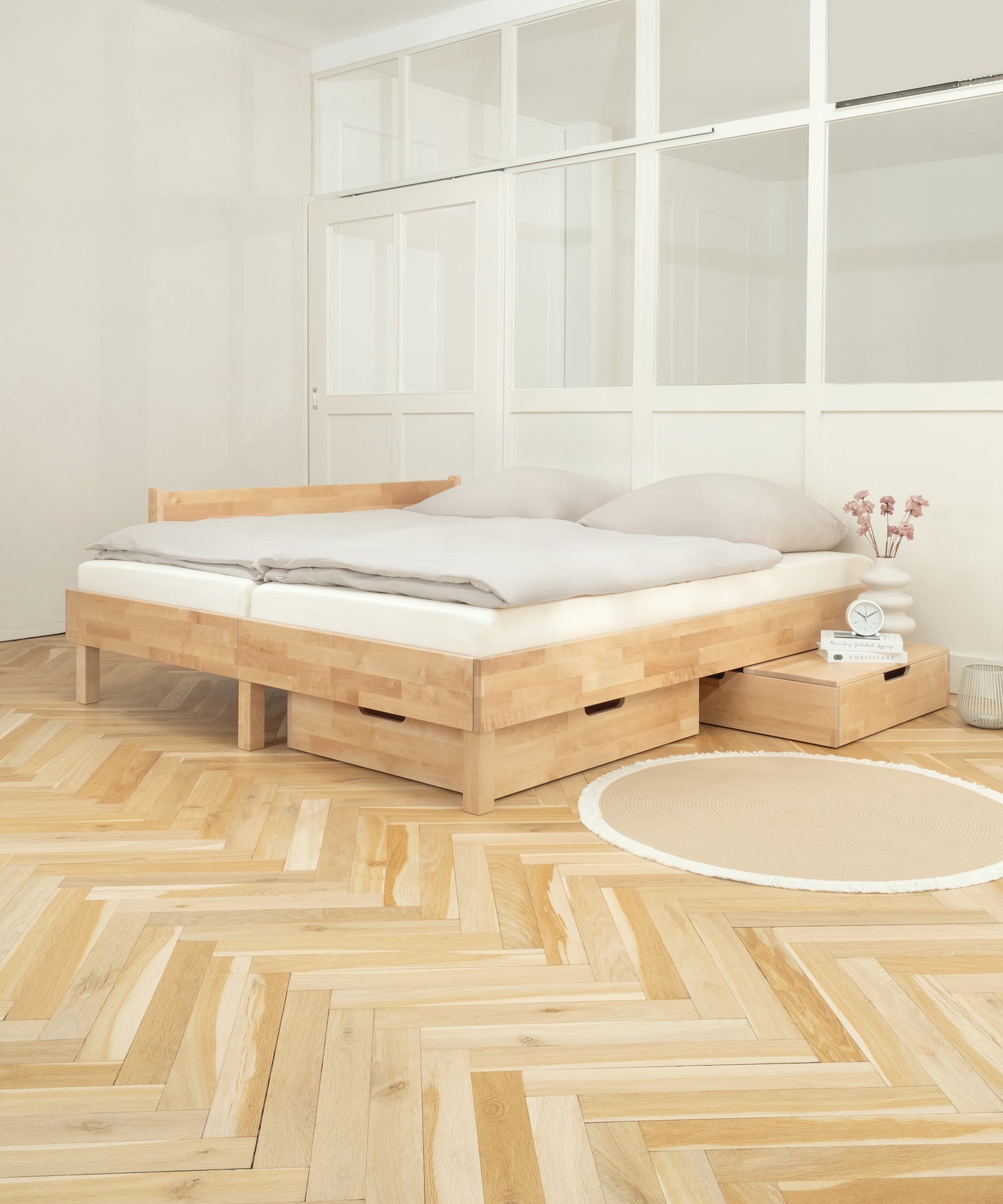 Für eine erholsame Nachtruhe*Hochwertig verarbeitet, reduziert aufs Wesentliche - ein zeitloses Bett für erholsame Nächte und ruhige Schlafzimmermomente.| Doppelbett Plano Birke mit Schubladen, Rausfallschutz, Ablage und Dekoration.