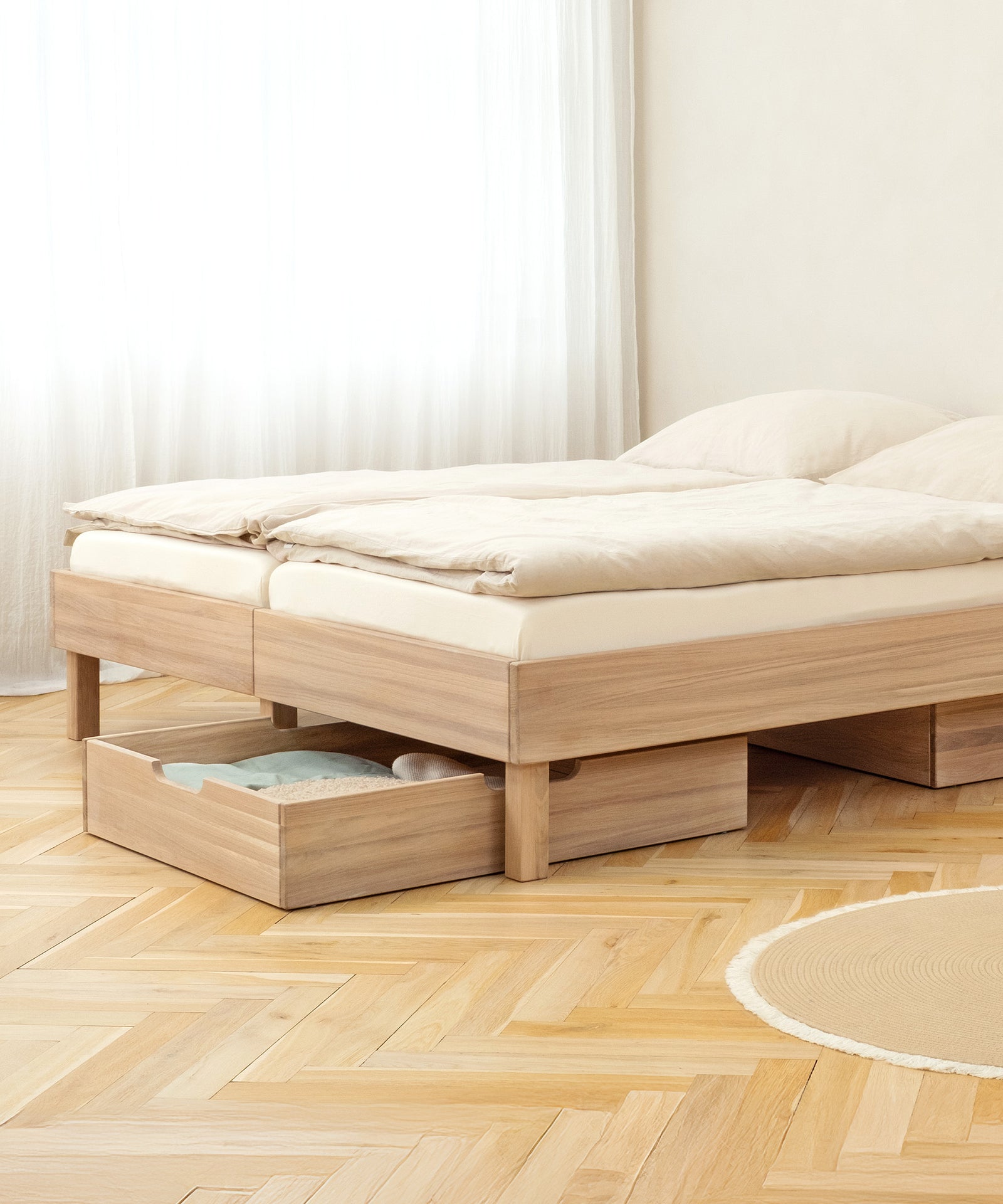 Stauraum unter dem Doppelbett.