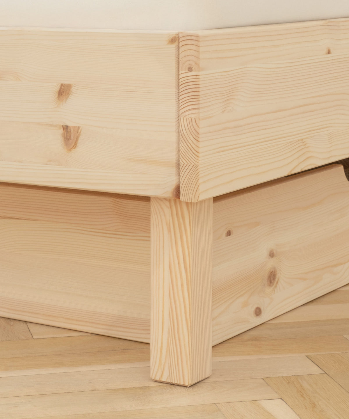 Nachhaltig & FSC®-zertifiziert*Das Kiefernholz bringt Wärme und Geborgenheit ins Schlafzimmer.Das stabile Holz besticht durch seine natürliche Haptik.| Das Familienbett Plano ist FSC zertifiziert.
