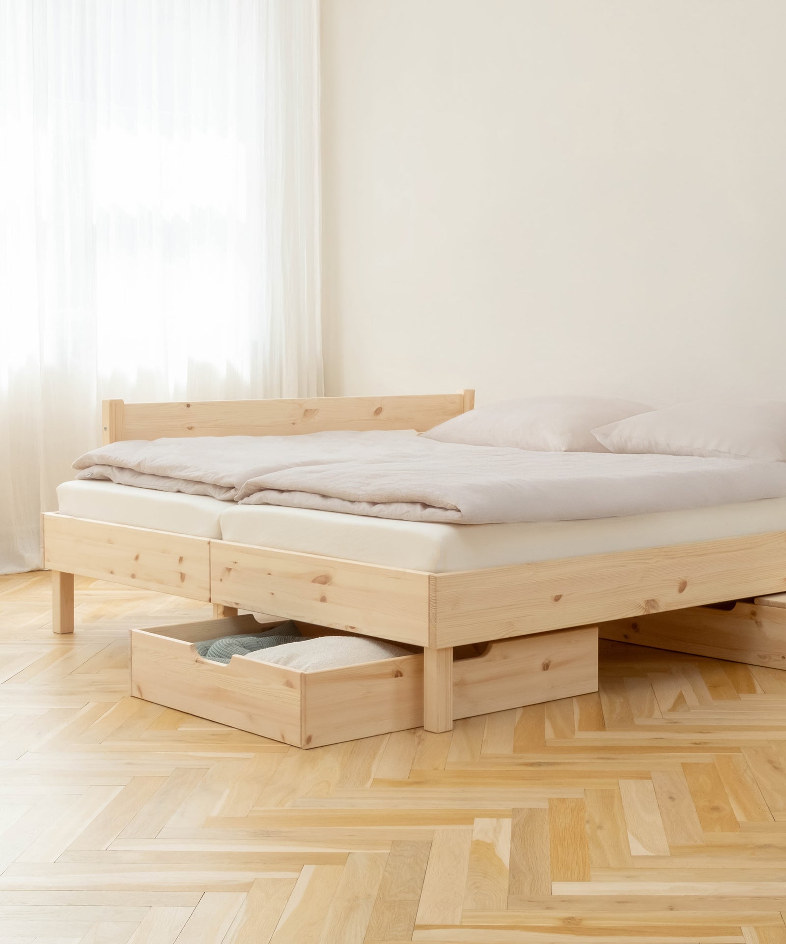 Doppelbett Kiefer mit Rausfallschutz.