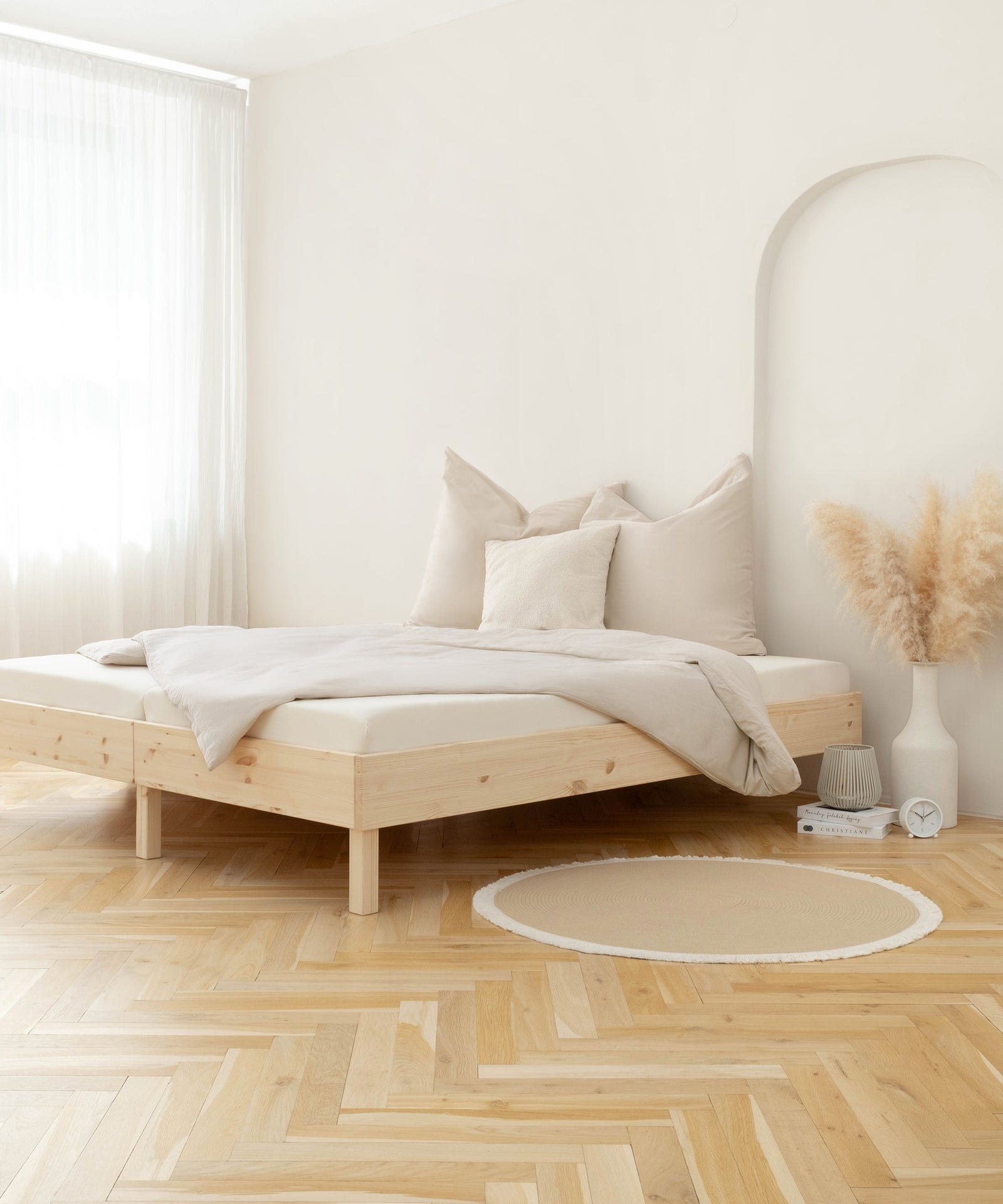 Für eine erholsame Nachtruhe*Hochwertig verarbeitet, reduziert aufs Wesentliche - ein zeitloses Bett für erholsame Nächte und ruhige Schlafzimmermomente.|Doppelbett Kiefer Natur.