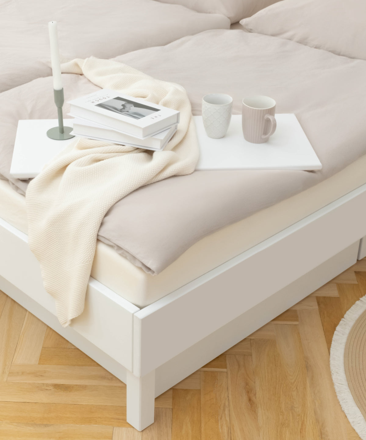 Praktische Ablage auch auf dem Bett als Untersetzer nutzbar.