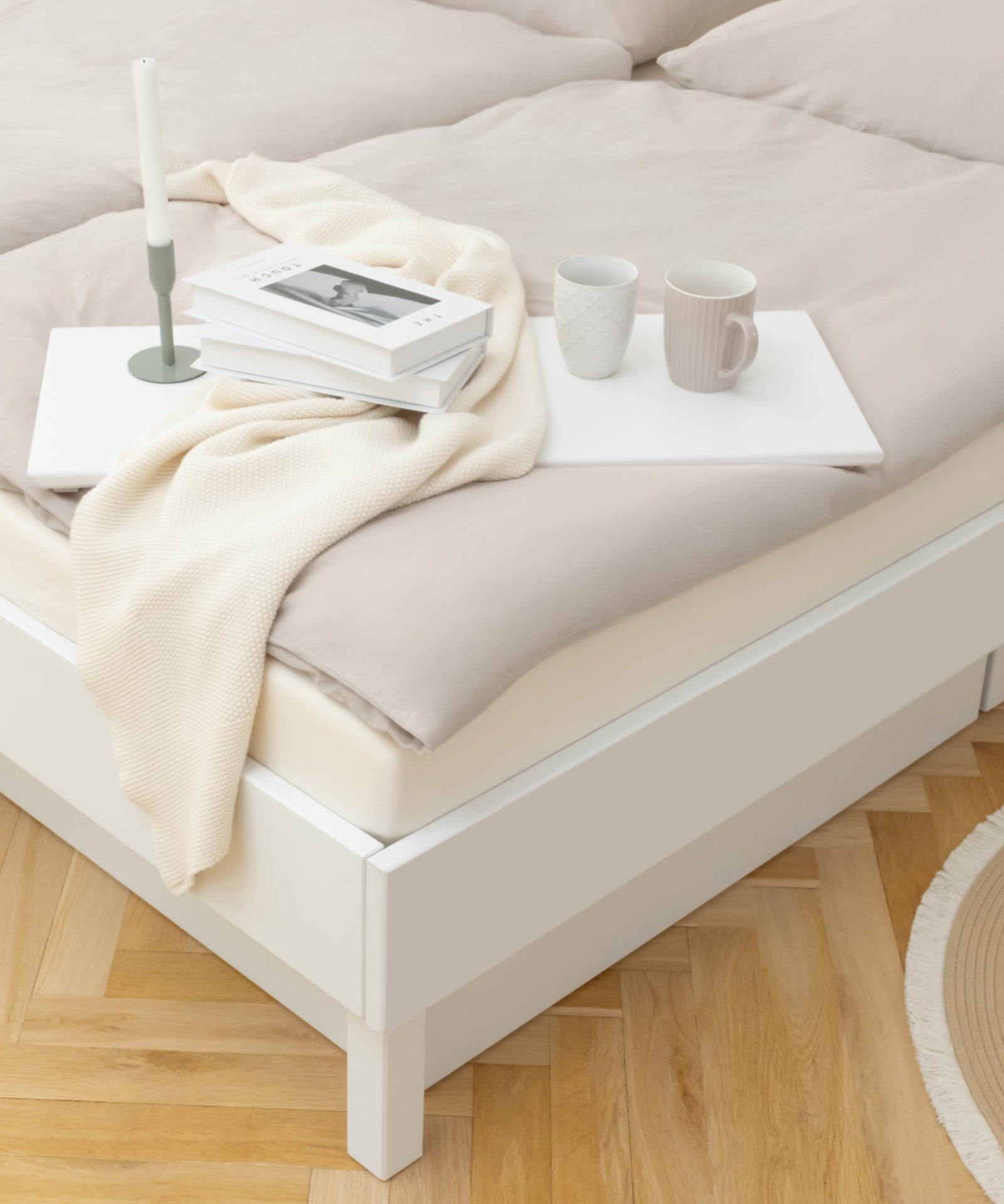 Praktische Ablage auch auf dem Bett als Untersetzer nutzbar.