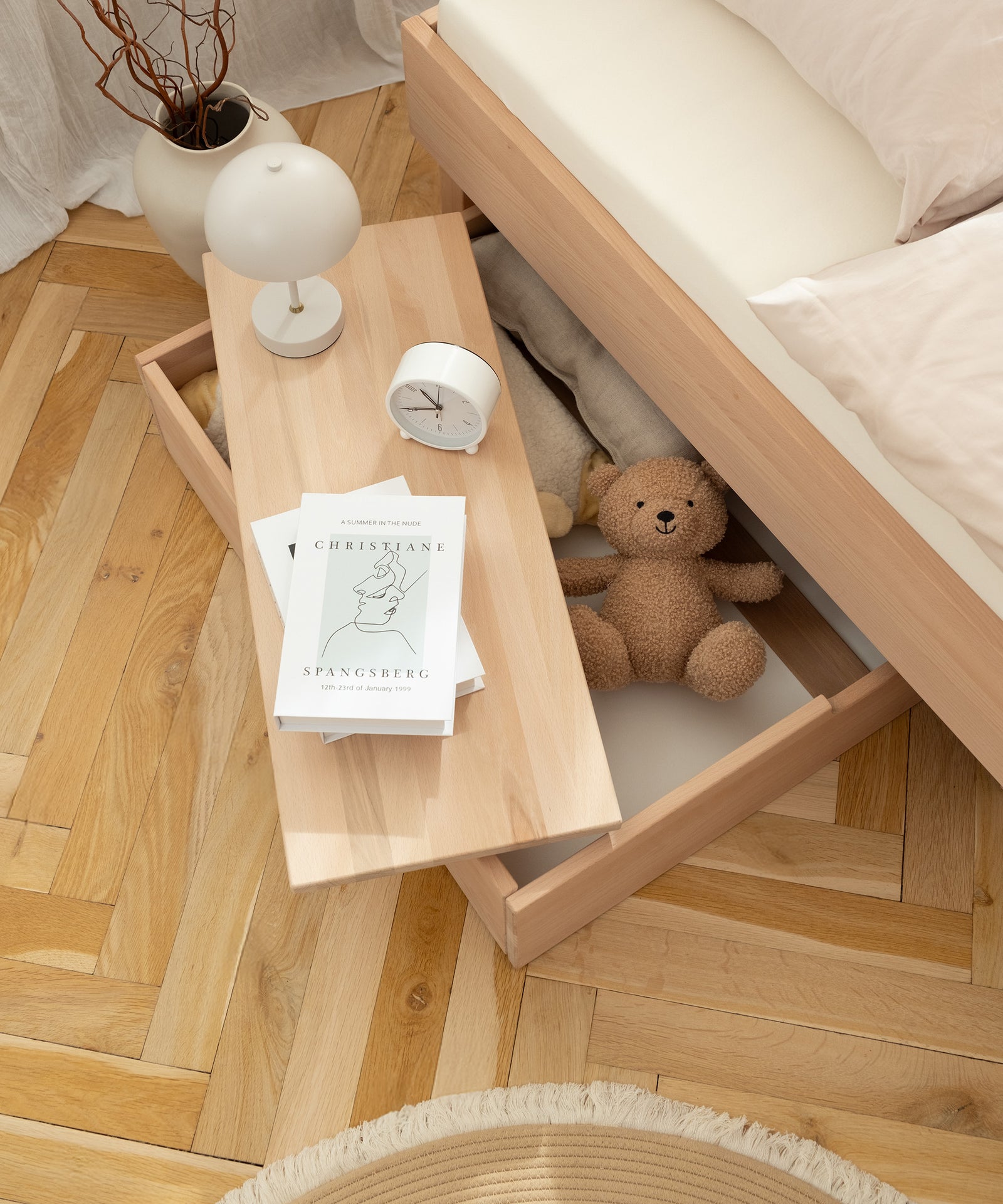 Das Doppelbett mit der passenden Ablage auf der Schublade.