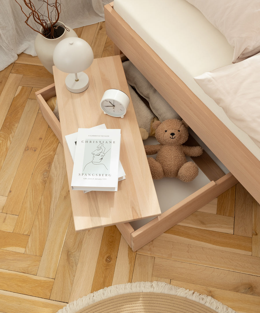 Das Doppelbett mit der passenden Ablage auf der Schublade.
