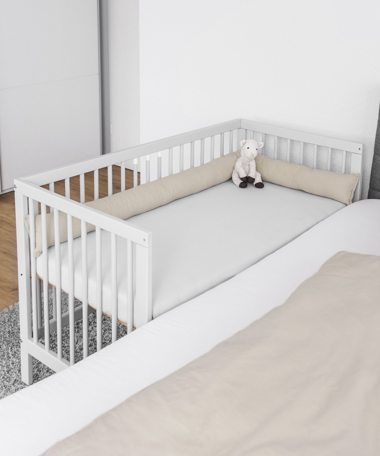 Babybett als Beistellbett nutzbar, eine Gitterseite entfernbar und direkt ans Elternbett stellbar.