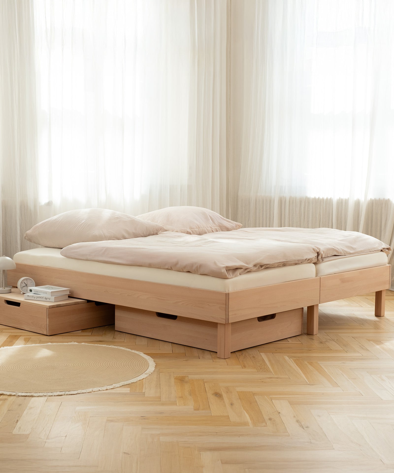 Standard oder tief? Wie du willst!*Das durchdachte Design macht's möglich: Du kannst das Doppelbett ganz nach Belieben bodentief oder in Standardhöhe aufbauen.|Doppelbett Plano Buche.
