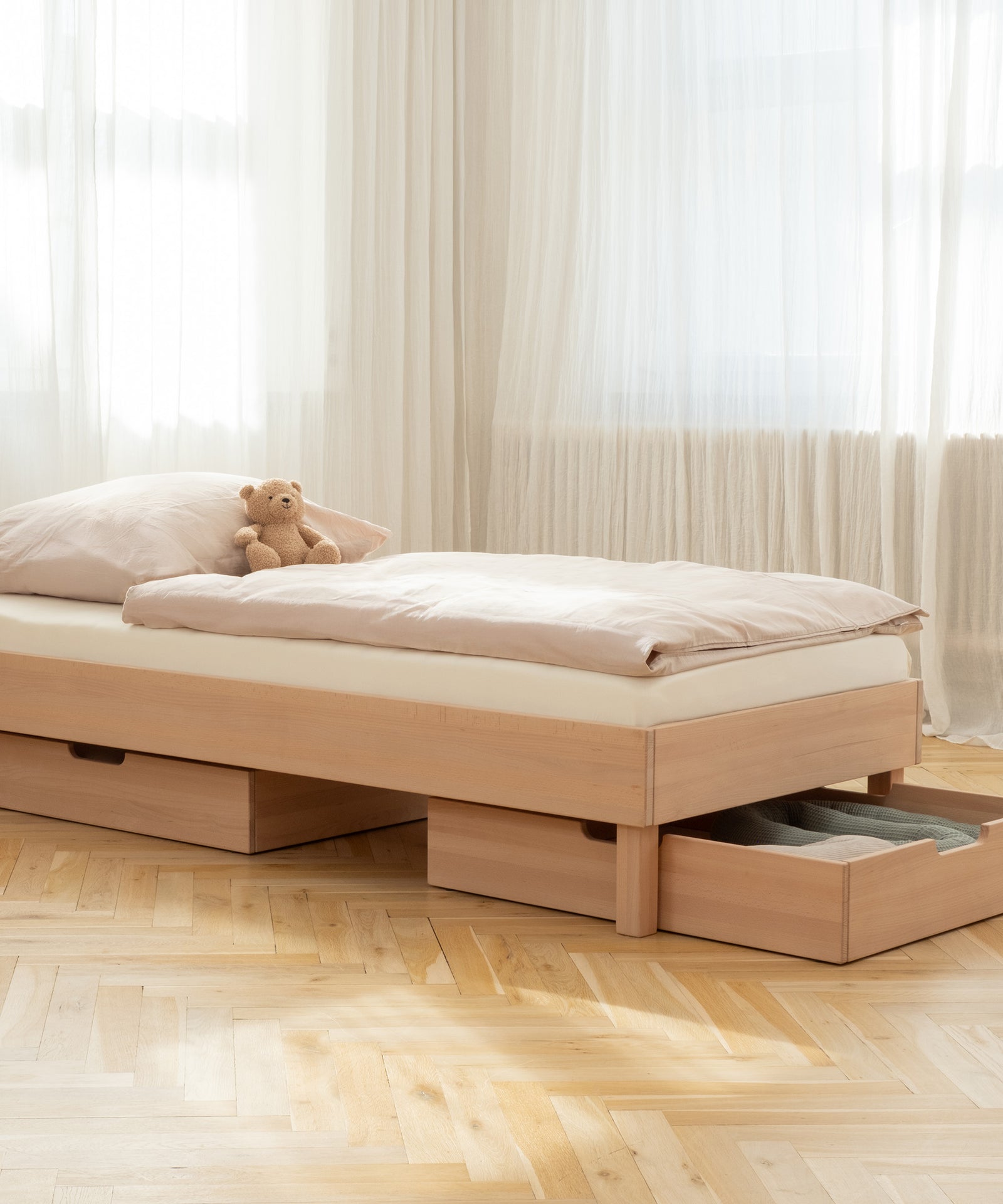 Stauraum unter dem Einzelbett.