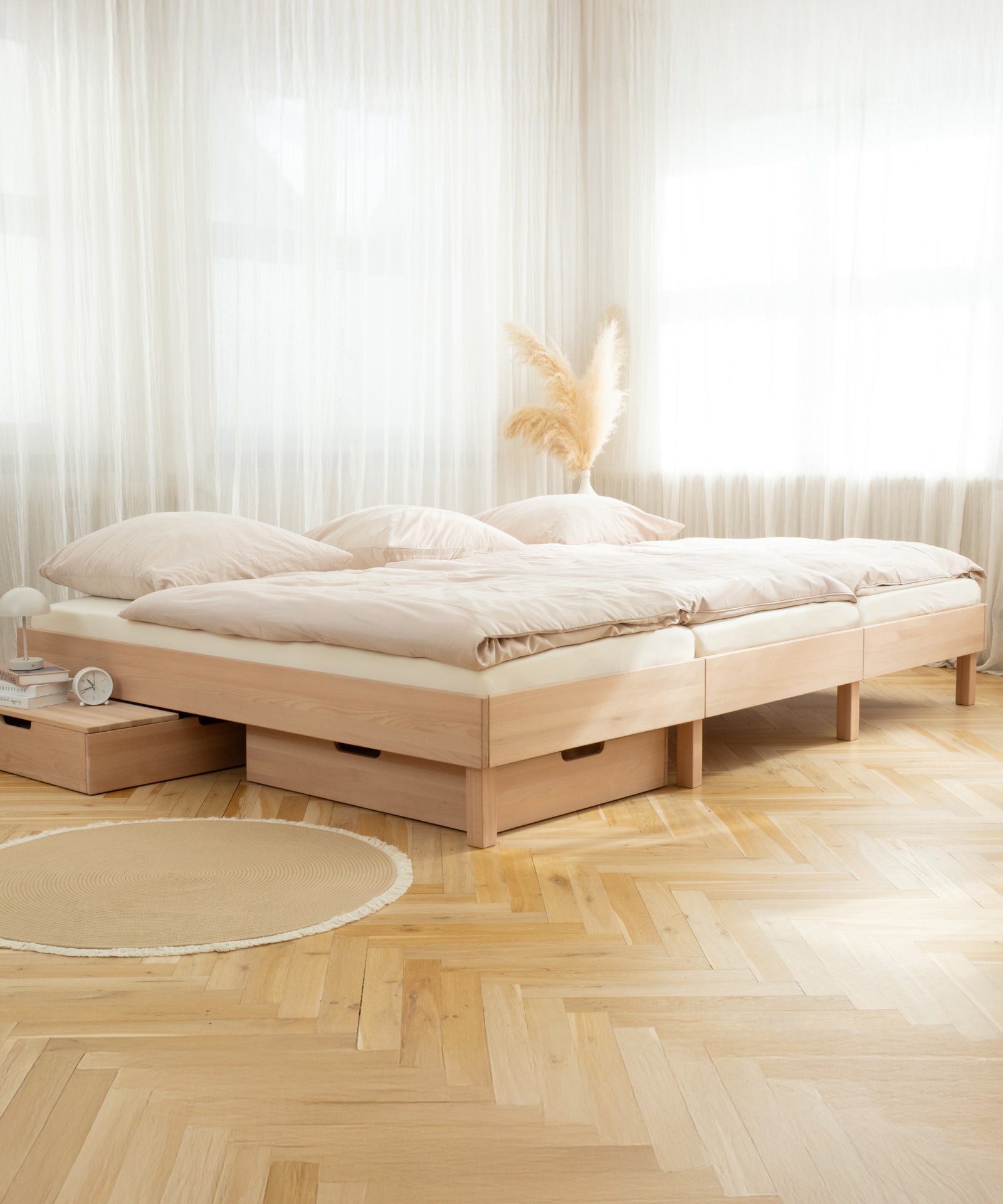 Modulares System*Dank des modularen Designs aus flexibel aufteilbaren, einzelnen Elementen ist das Bett ein langlebiger Familienbegleiter.|Familienbett Plano Buche.