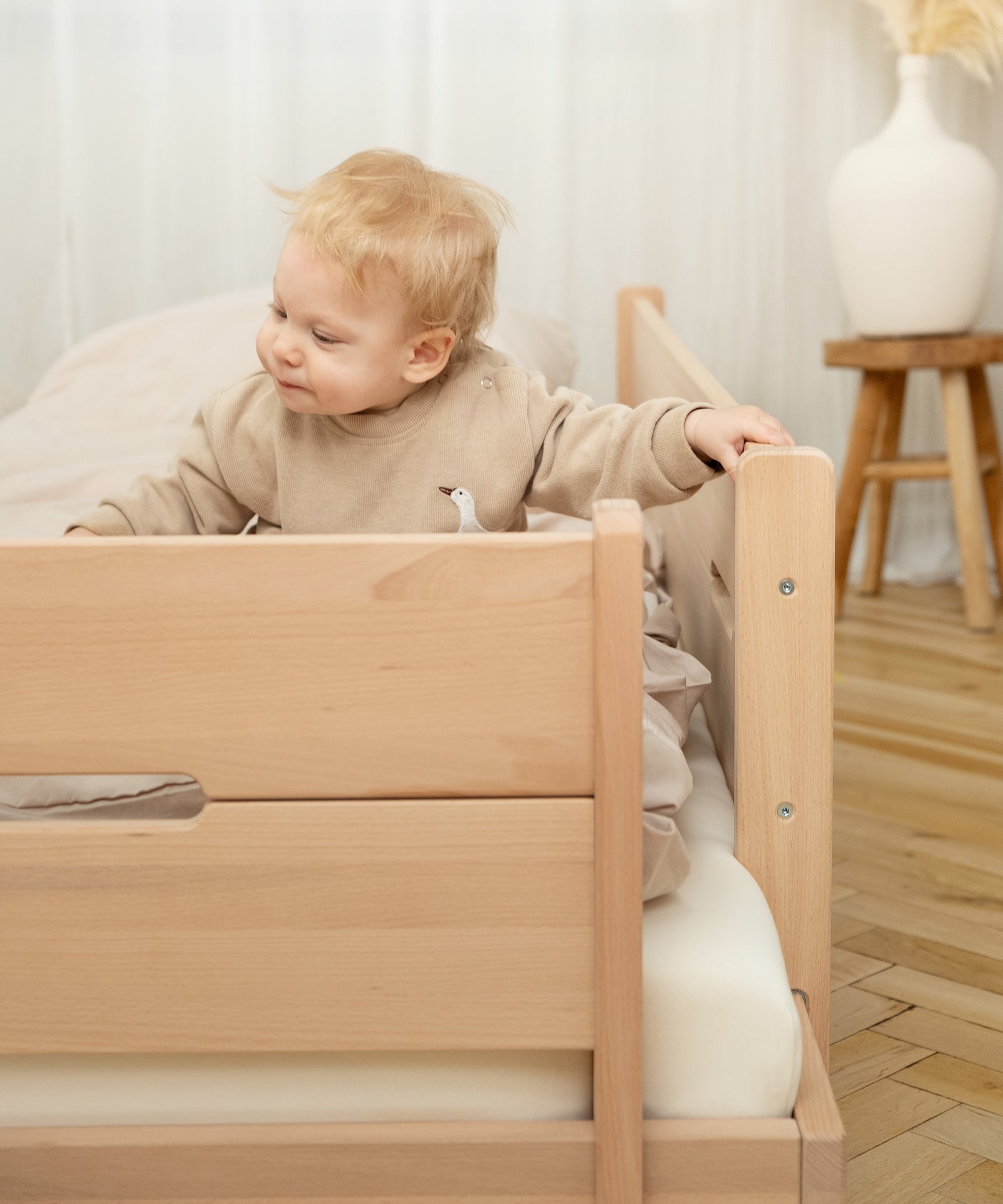 Optionaler Rausfallschutz*Der Rausfallschutz bietet deinem Kind extra Sicherheit. Er kann flexibel an der Seite oder am Fußende angebracht werden.|Der Rausfallschutz ist an allen Seiten einsetzbar.