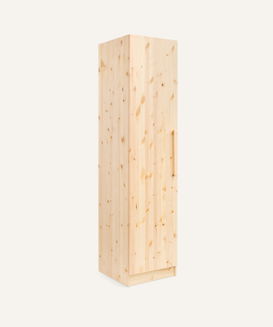 Schmaler Kleiderschrank fürs Kinderzimmer aus Kiefer