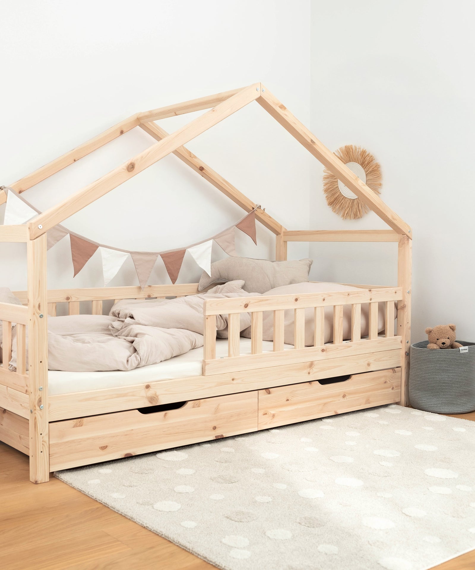 Ein Rückzugsort mit Weitblick*Das Panorama Hausbett überzeugt mit seinem längs verlaufenden Dachgiebel, der das klassische Hausbett neu interpretiert.