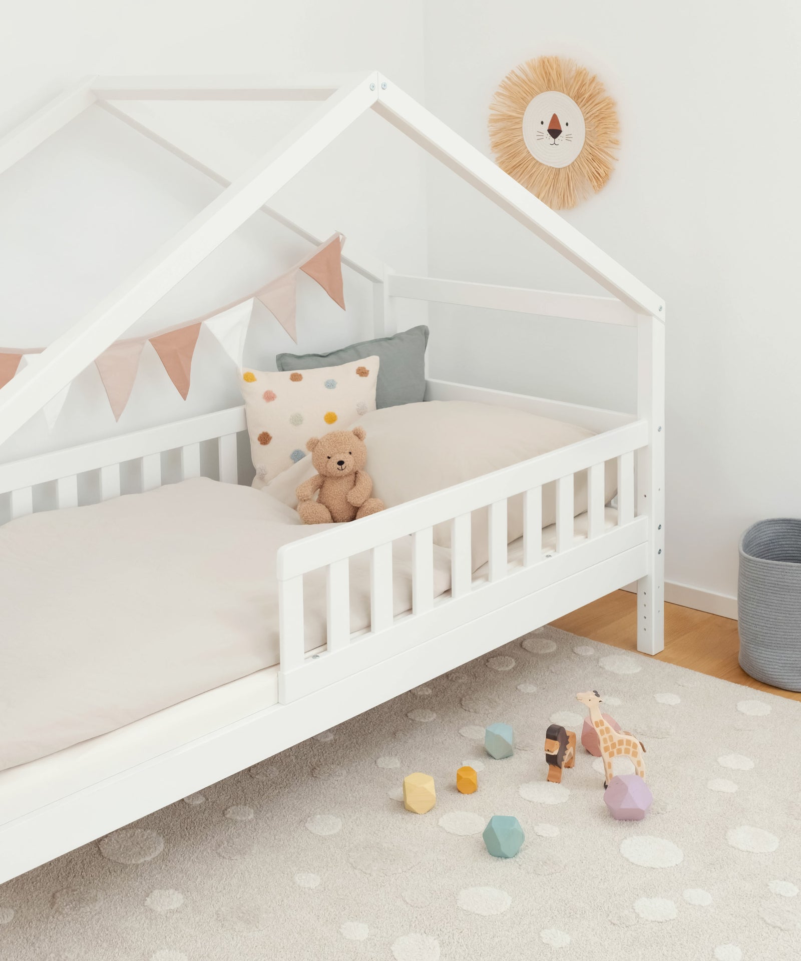 Ein Rückzugsort mit Weitblick*Das Panorama Hausbett überzeugt mit seinem längs verlaufenden Dachgiebel und interpretiert das klassische Hausbett neu.