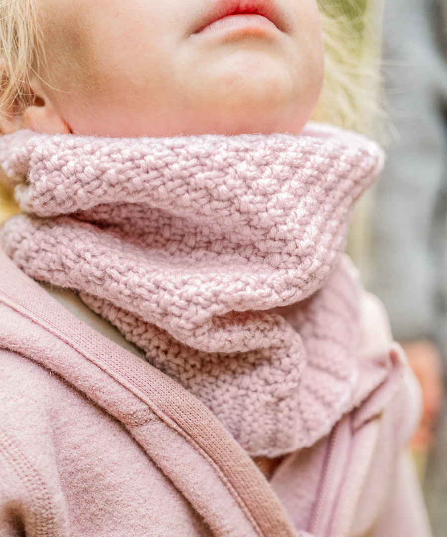 Wärmend & atmungsaktiv*Merinowolle reguliert Temperatur und Feuchtigkeit - für ein angenehmes Gefühl bei jedem Wetter.|Kind mit Schlauchschal Grobstrick und Walkjacke in Rosa.