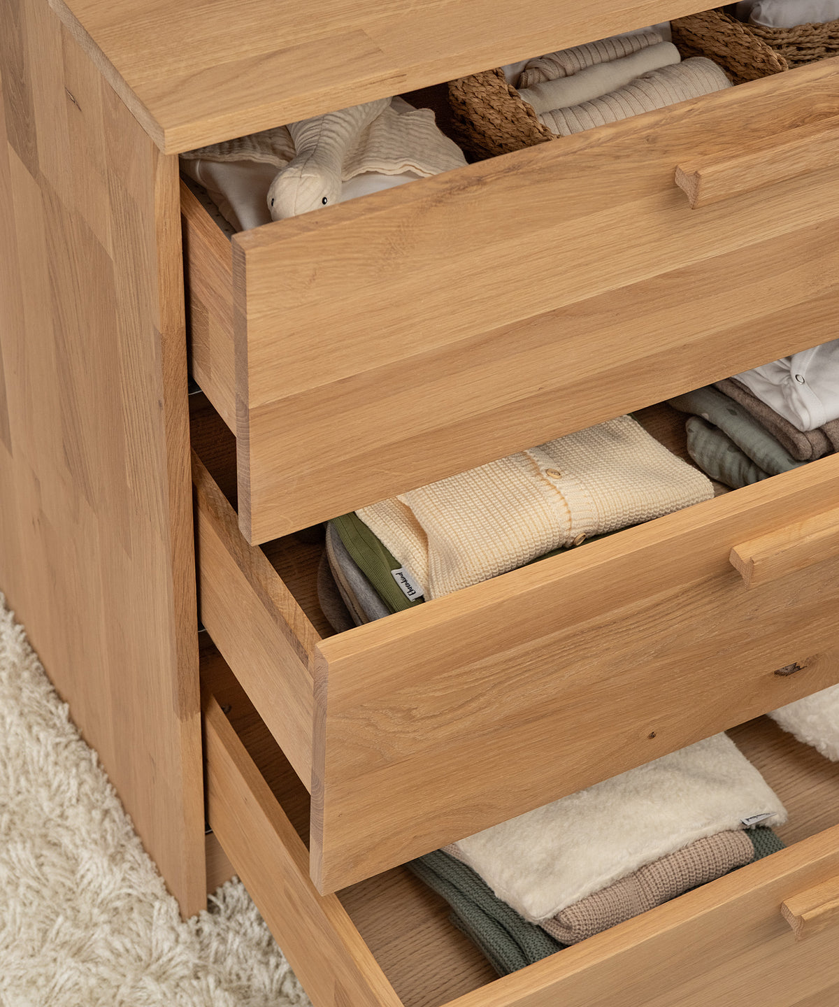 Drei Vollauszug-Schubladen für maximalen Stauraum.