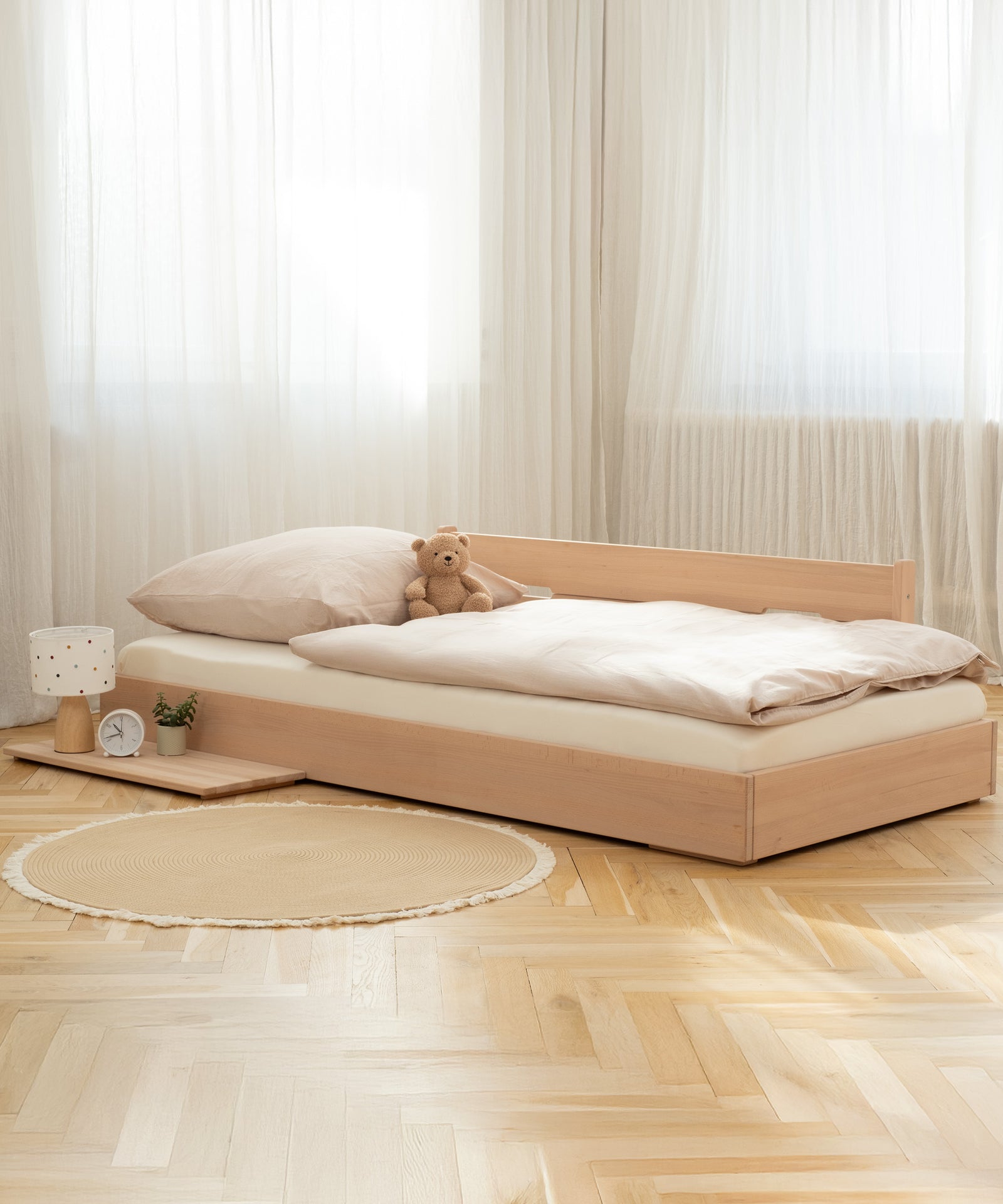 Standard oder tief? Wie du willst!*Das durchdachte Design macht's möglich: Du kannst das Bett ganz nach Belieben bodentief oder in Standardhöhe aufbauen.|Einzelbett Bodentief aufgebaut.