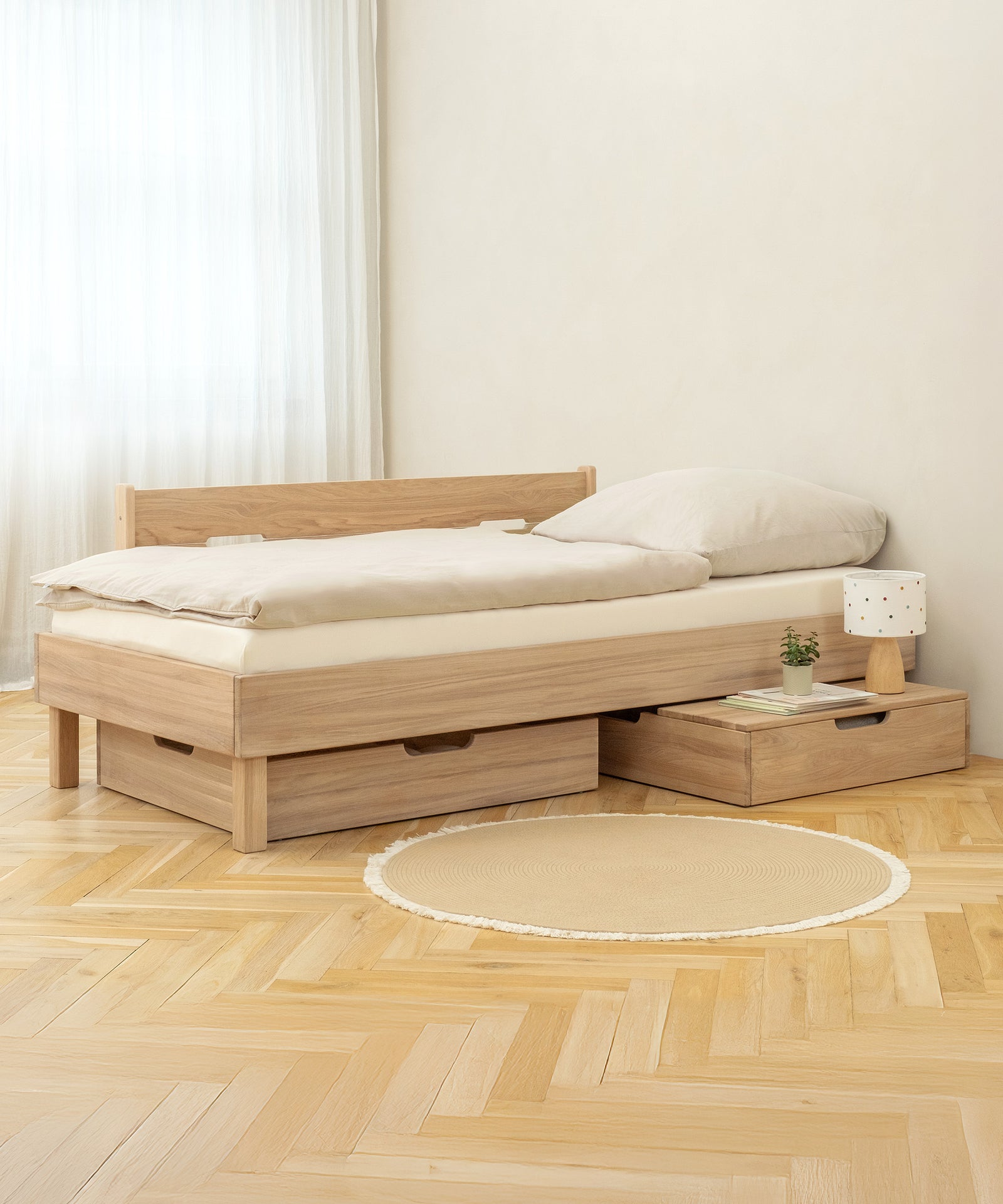 Minimalistisches Design*Das hochwertige Einzelbett wird mit deinem Kind groß - langlebig, flexibel und zeitlos schön für viele Jahre Geborgenheit.|Einzelbett Plan’ Eiche mit Schubladen und Rausfallschutz.