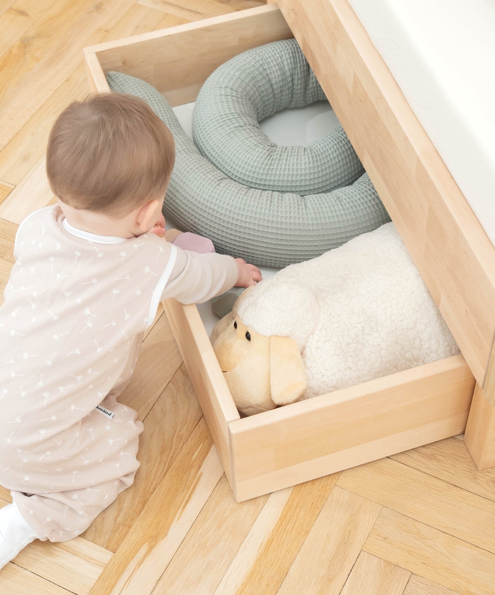 Kinderleicht aufgeräumt*Ordnung leicht gemacht - die optionale Doppelschublade schafft extra Platz für Bettwäsche, Kleidung und andere Lieblingssachen.|Passende Schubladen zu den Birke Betten Plano. 