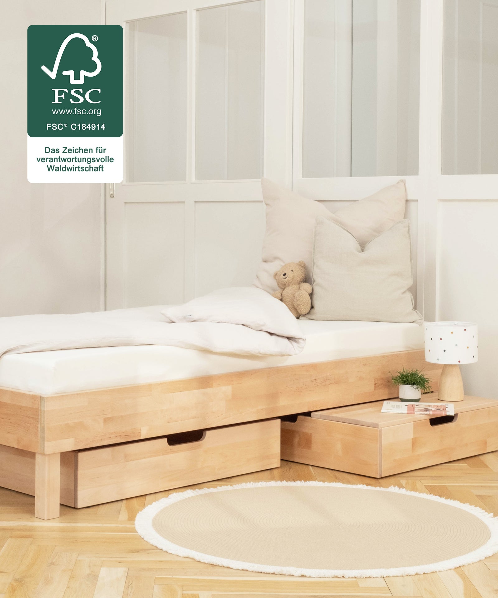 Zeitlos puristisches Design*Flexibel und langlebig: Das hochwertige Einzelbett wächst mit deinem Kind mit und ist ein Begleiter für viele Jahre.| Einzelbett Plano Birke mit Schubladen und Seitenablage.