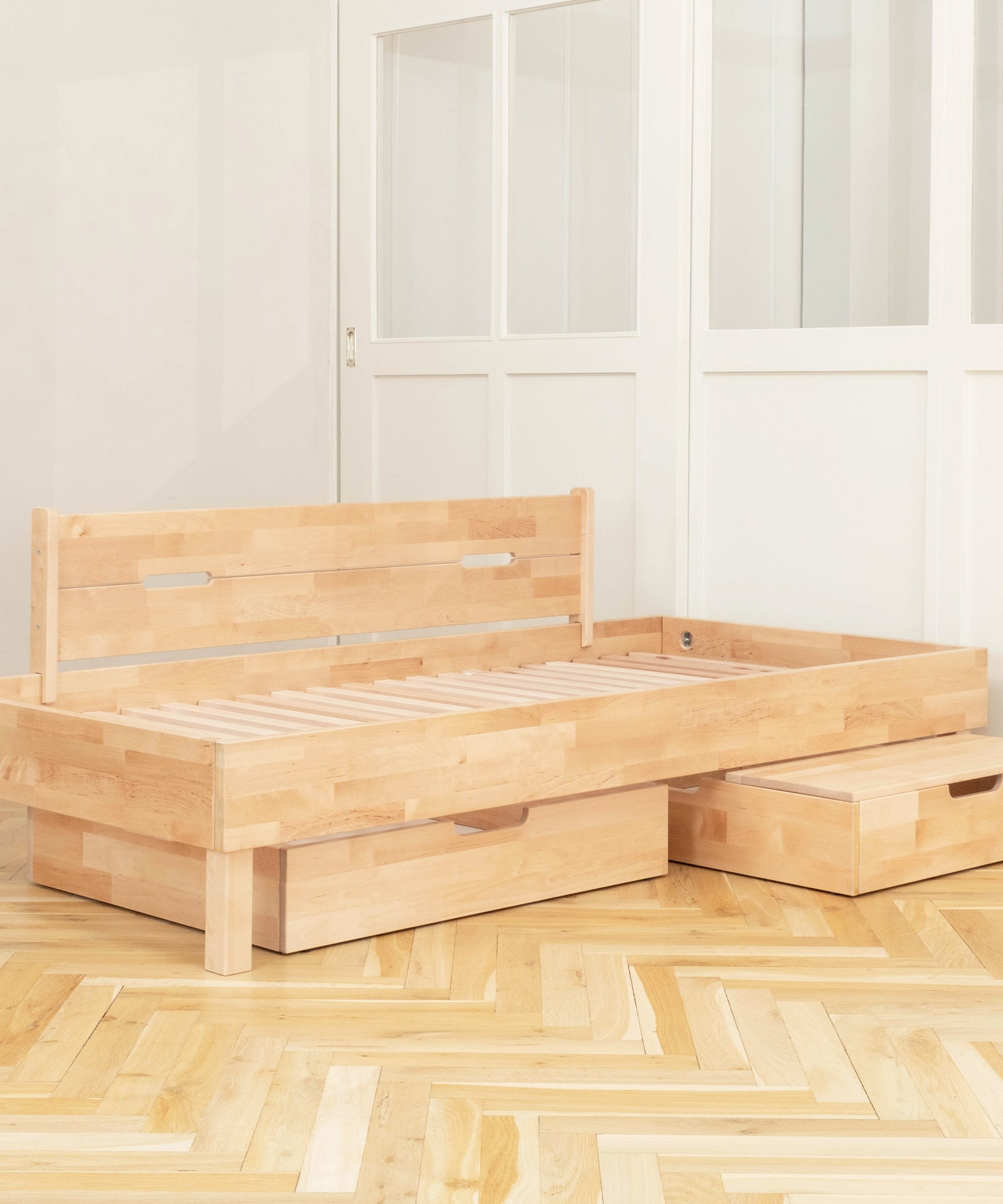 Einzelbett Plano Birke ohne Matratze und Dekoration.