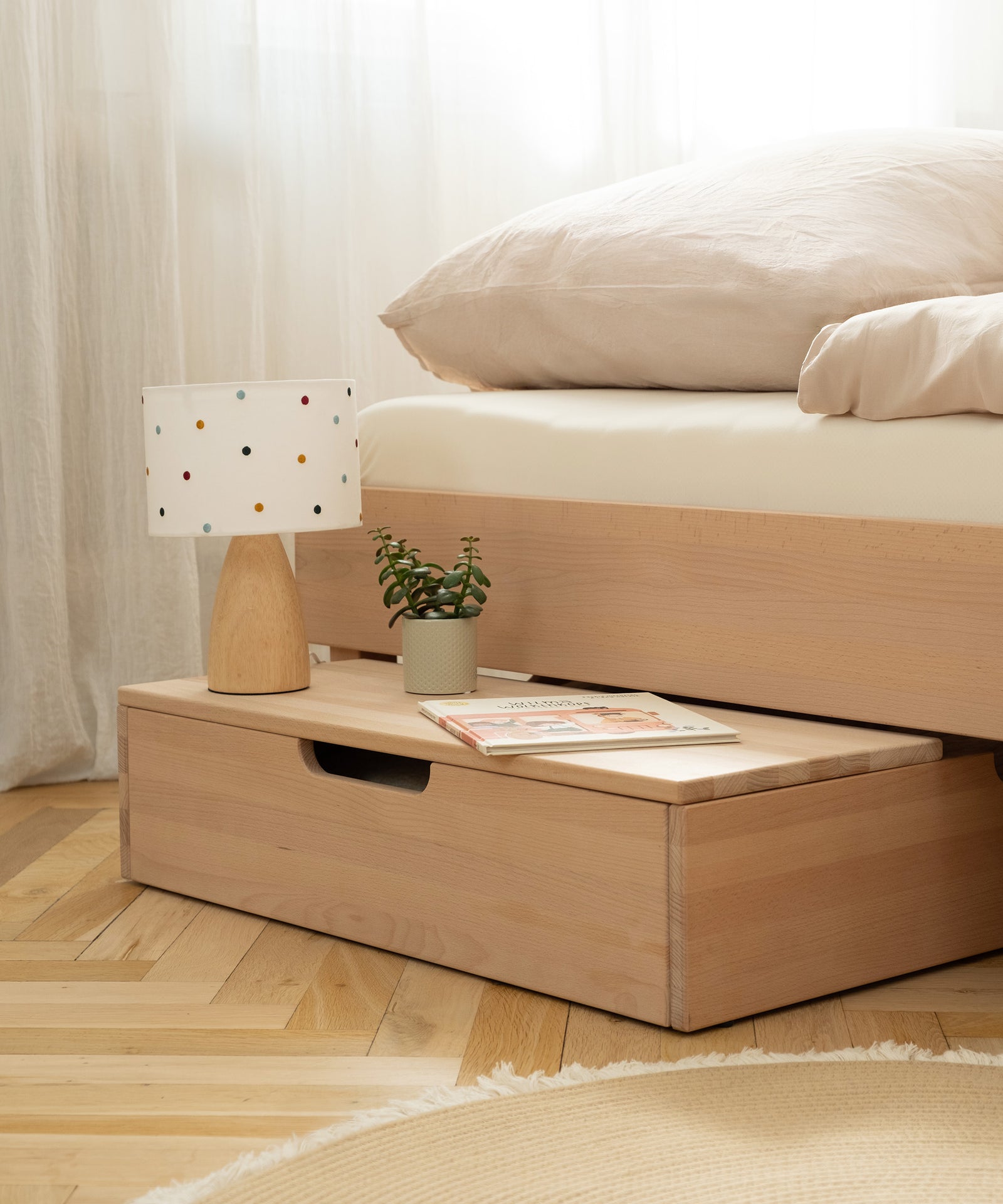 Praktische Ablage*Die Ablage im schlichten Design macht aus der Bettschublade im Handumdrehen ein funktionales Nachttischchen.| Ablage fungiert als Nachttisch, wenn sie auf der Schublade liegt.