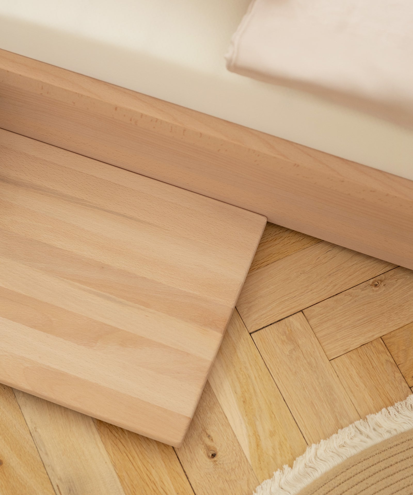 Nachhaltig & FSC®-zertifiziert*Das naturbelassene Buchenholz bringt Wärme ins Schlafzimmer. Es besticht durch seine natürliche Oberfläche und angenehme Haptik.|Einzelbett Plano Buche.