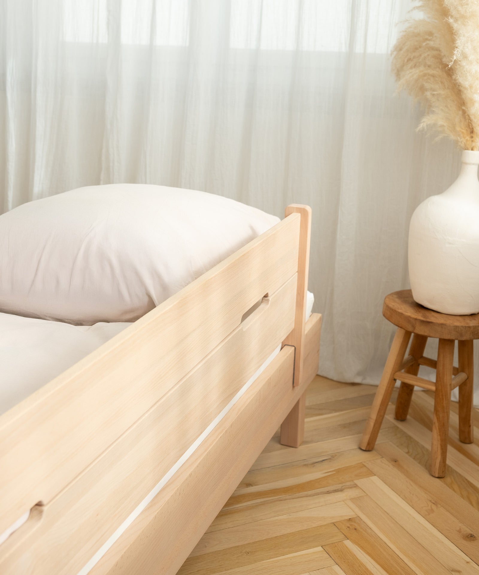 Einzelbett Plano Buche Rausfallschutz.