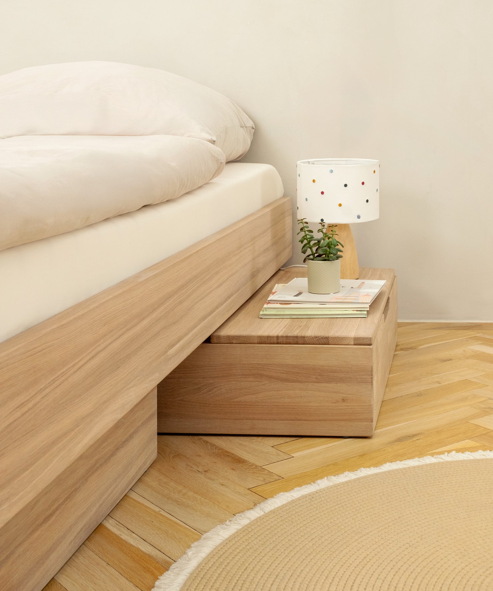 Praktische Ablage*Mit der Ablage im minimalistischen Design kannst du die Bettschublade kinderleicht in ein funktionales Nachttischchen verwandeln.|Einzelbett mit der Ablage auf der Schublade.