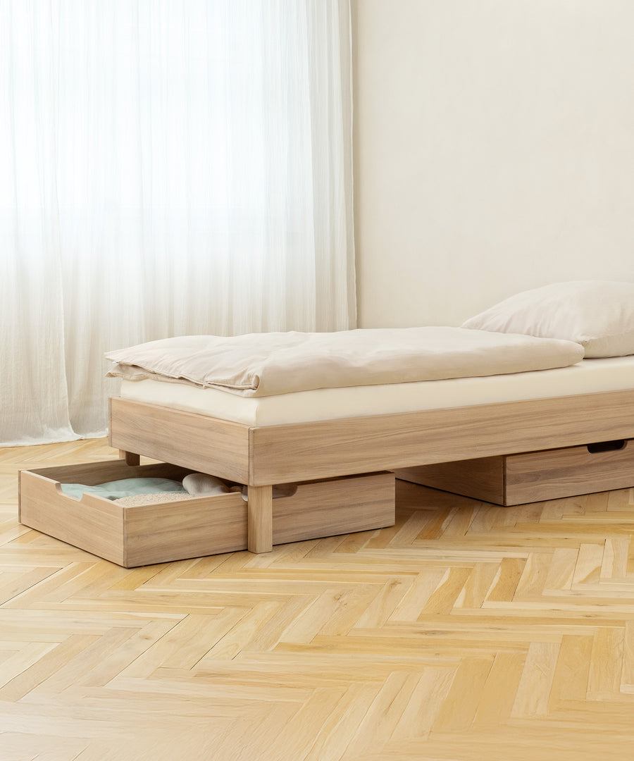 Stauraum unter dem Einzelbett.