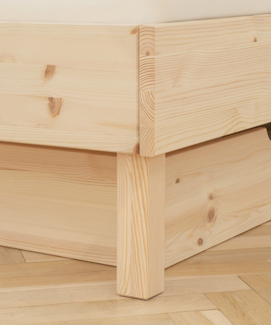 Nachhaltig & FSC®-zertifiziert*Das Kiefernholz bringt Wärme und Geborgenheit ins Schlafzimmer.Das stabile Holz besticht durch seine natürliche Haptik.| Das Familienbett Plano ist FSC zertifiziert.
