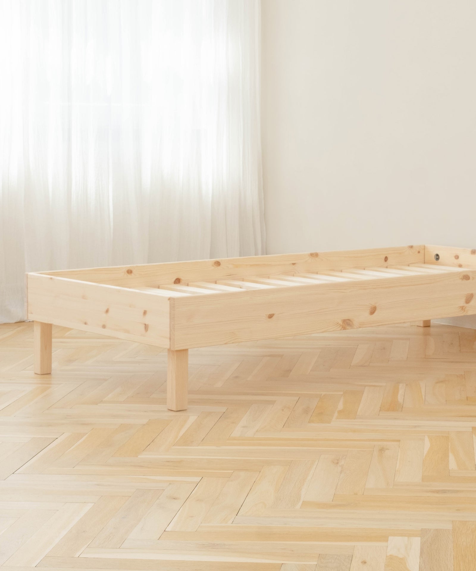 Einzelbett ohne Matratze.