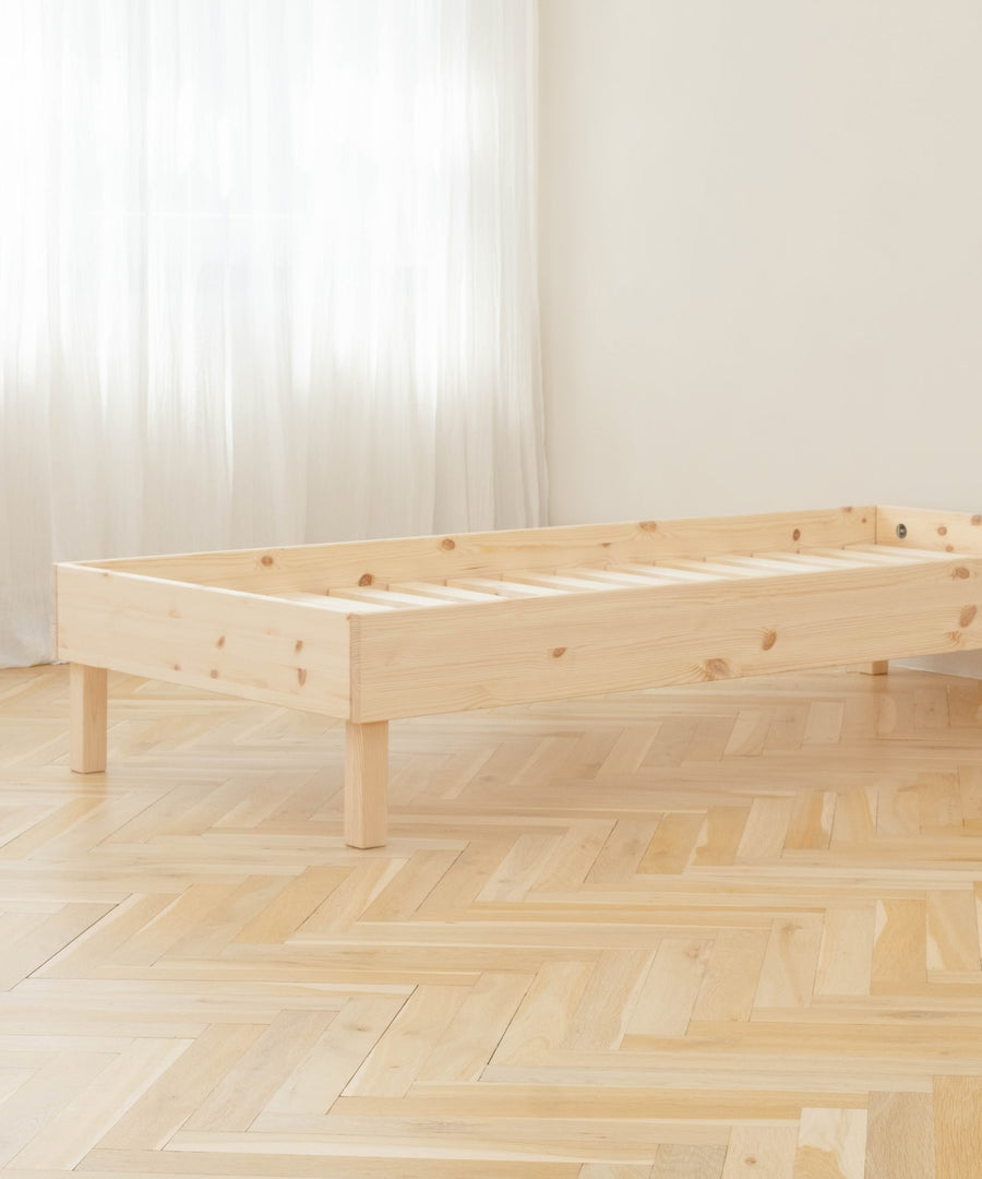 Einzelbett ohne Matratze.