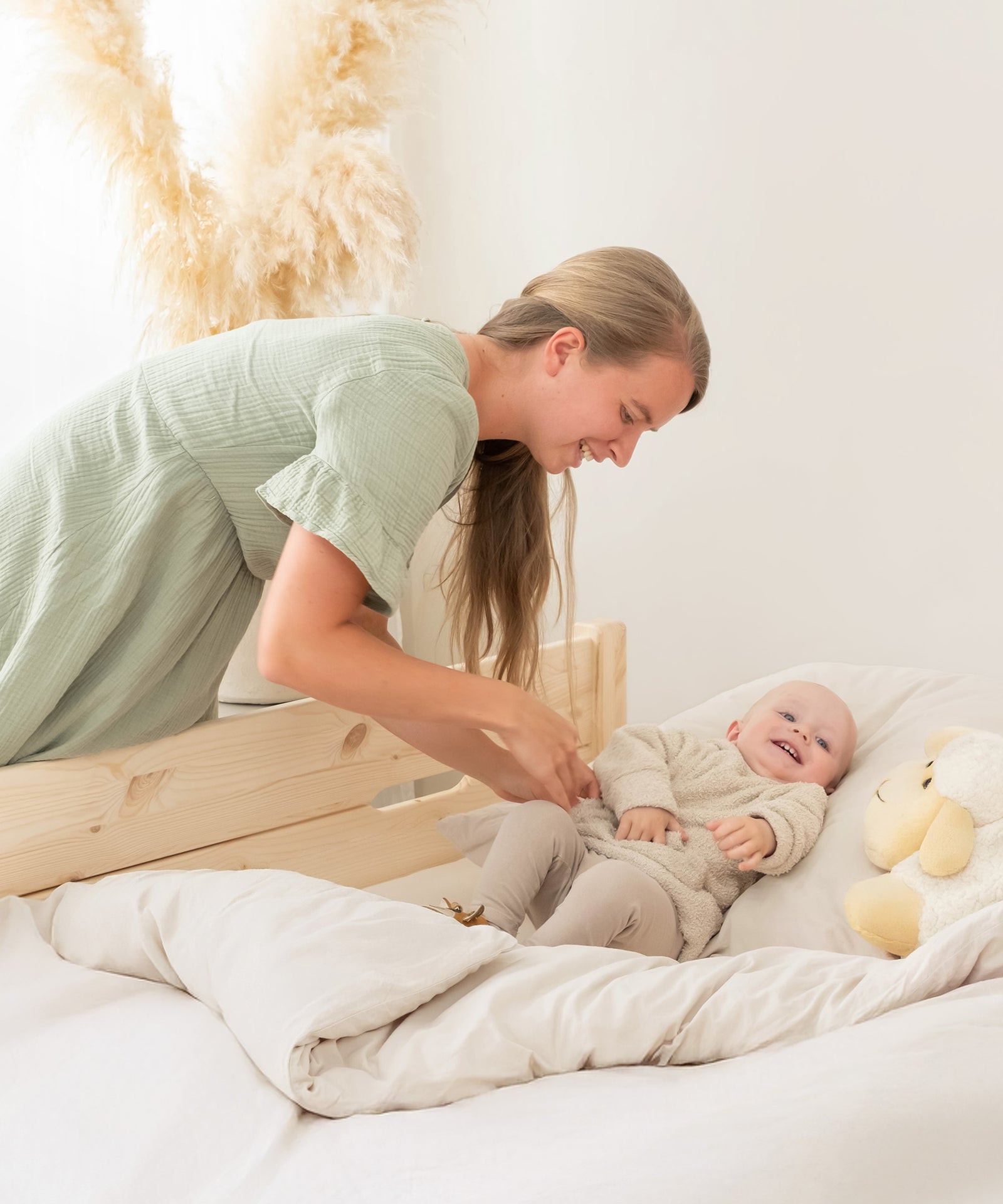 Optionaler Rausfallschutz*Der Rausfallschutz bietet deinem Kind extra Sicherheit. Er kann flexibel an der Seite oder am Fußende angebracht werden.| Sicherer Schlafplatz mit dem Rausfallschutz.