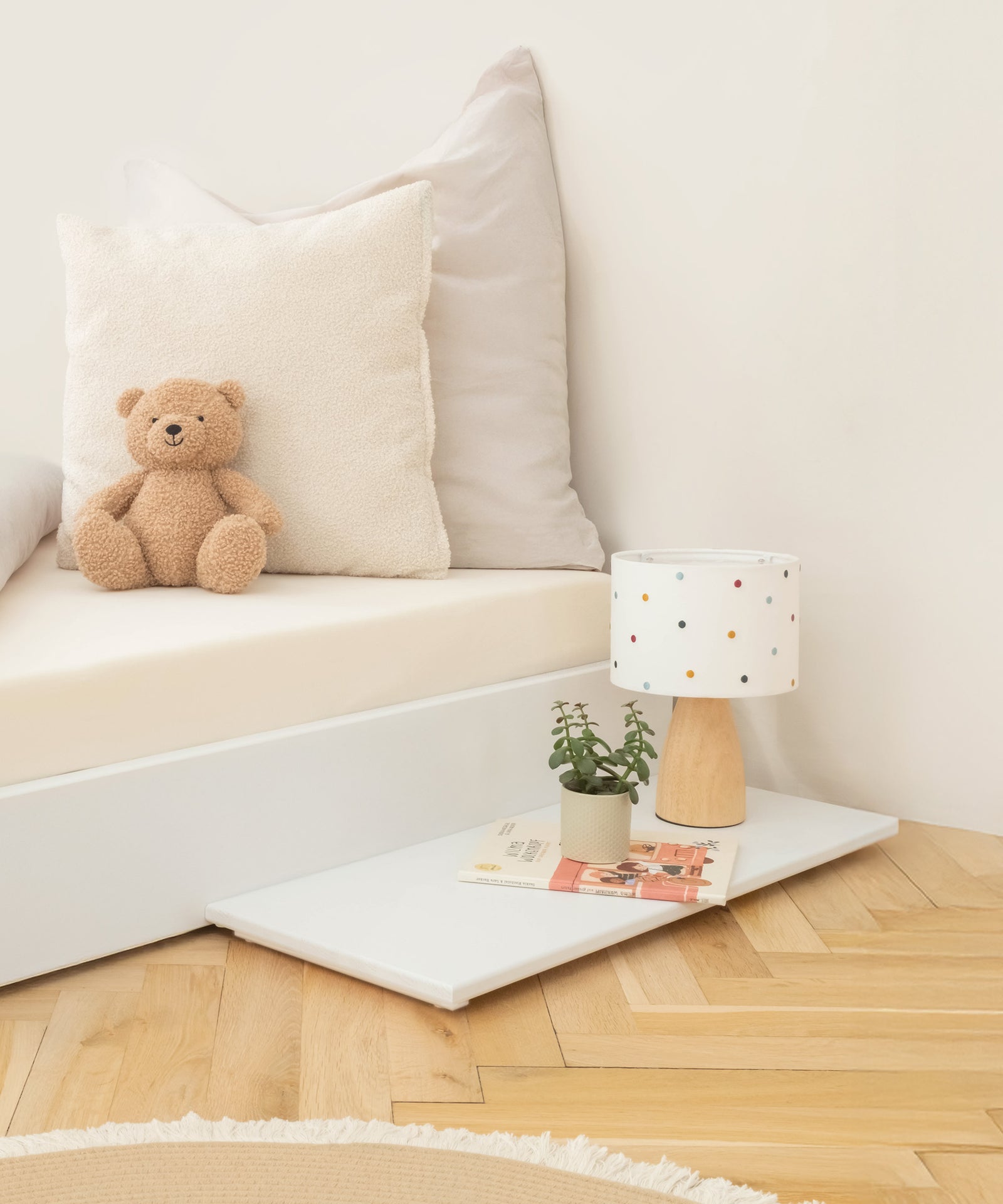 Optimale Ablage für das bodentiefe Einzelbett.