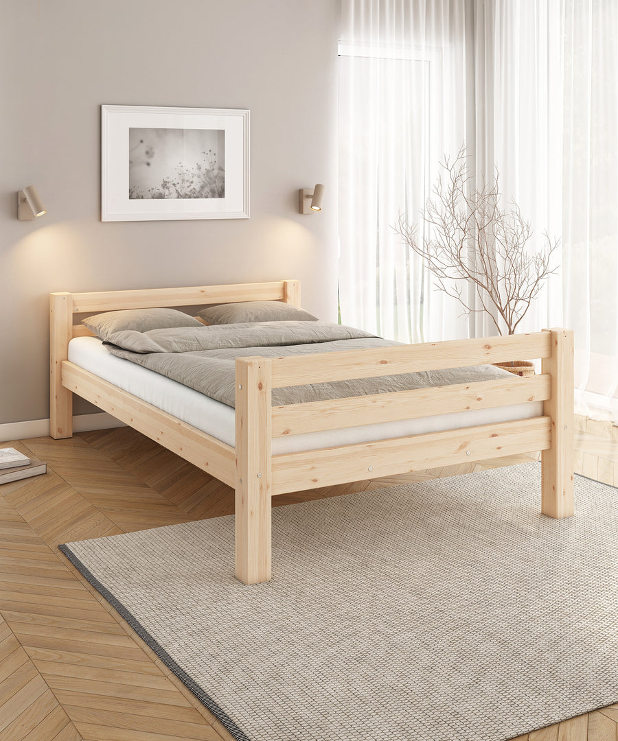 Schlichtes Jugendbett Vento aus naturbelassenem Kiefernholz, das sich harmonisch in verschiedene Einrichtungsstile einfügt.