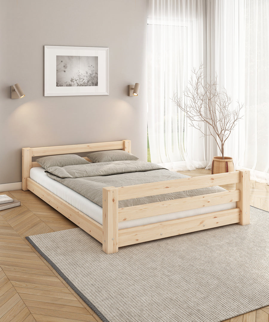 Einzelbett Vento aus Kiefernholz in der bodentiefen Aufbauvariante.