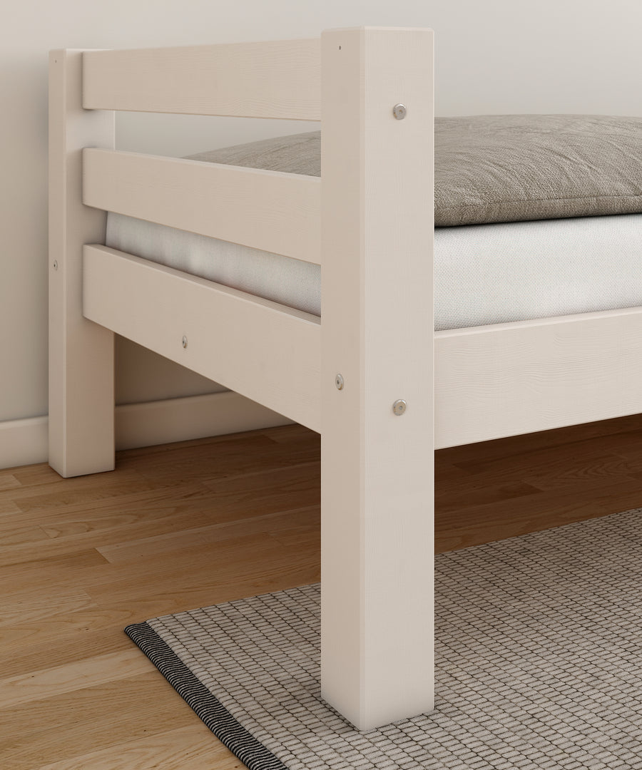 Einzelbett Vento aus massivem, weiß lackiertem Kiefernholz mit heller, zeitloser Optik.